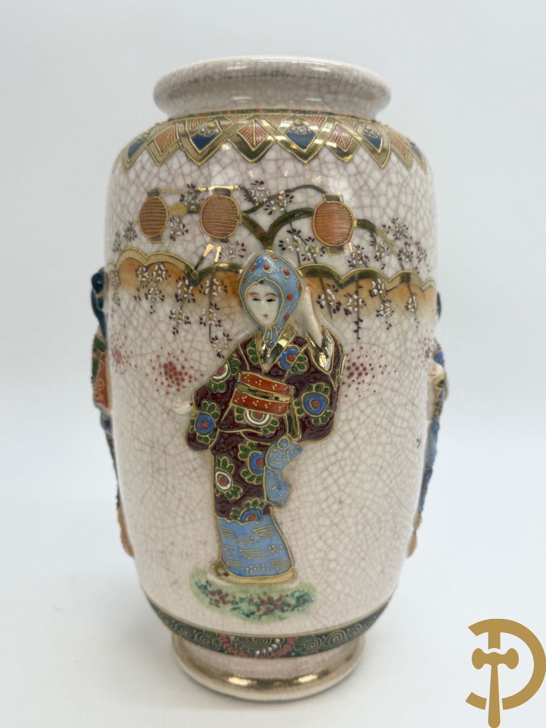 Paar Japanse Satsumat vazen met basrelief decor van gheisha