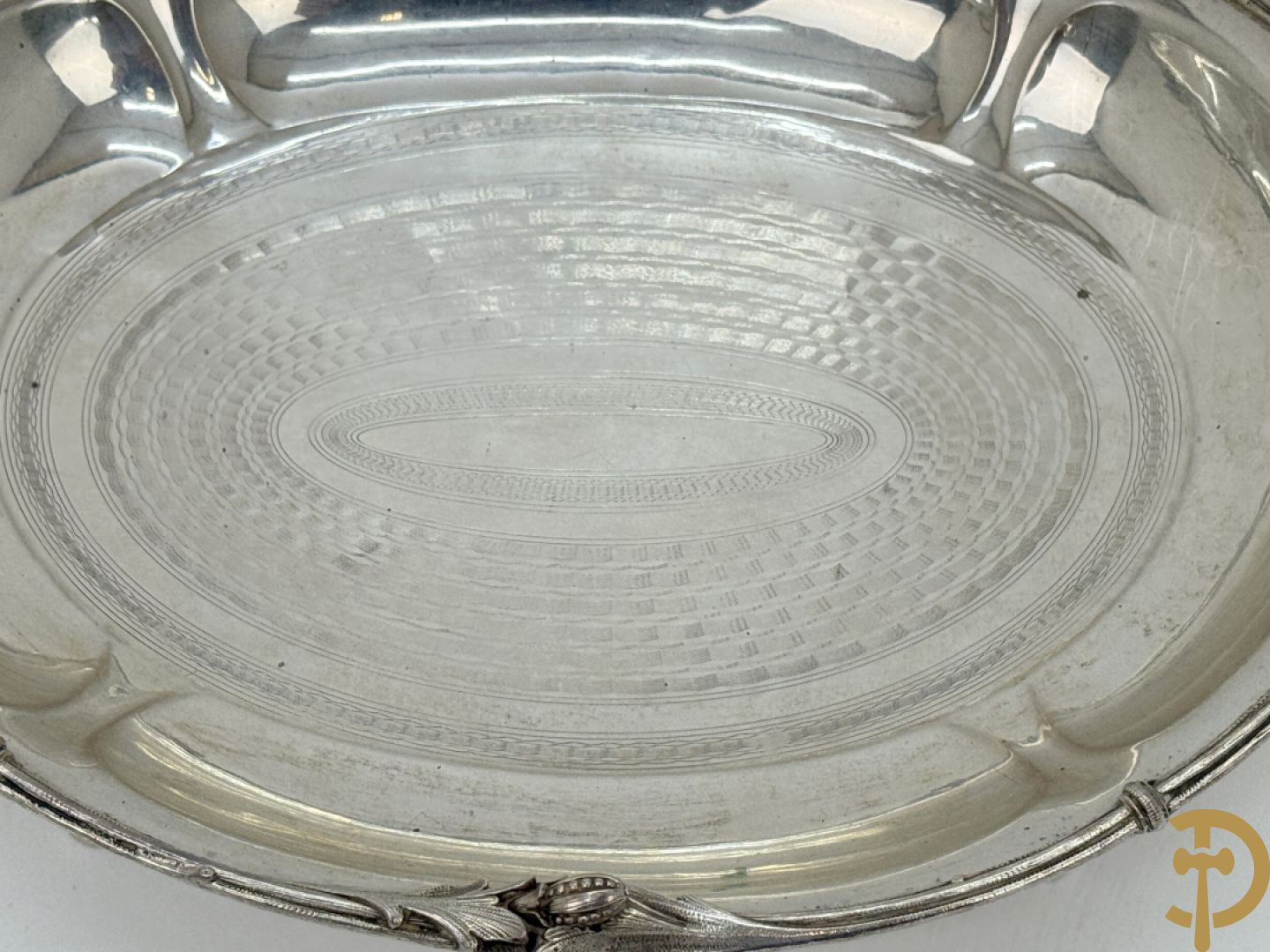 Massief zilveren coupe met accanthusranken en geciseleerd decor, op 4 elegante pootjes