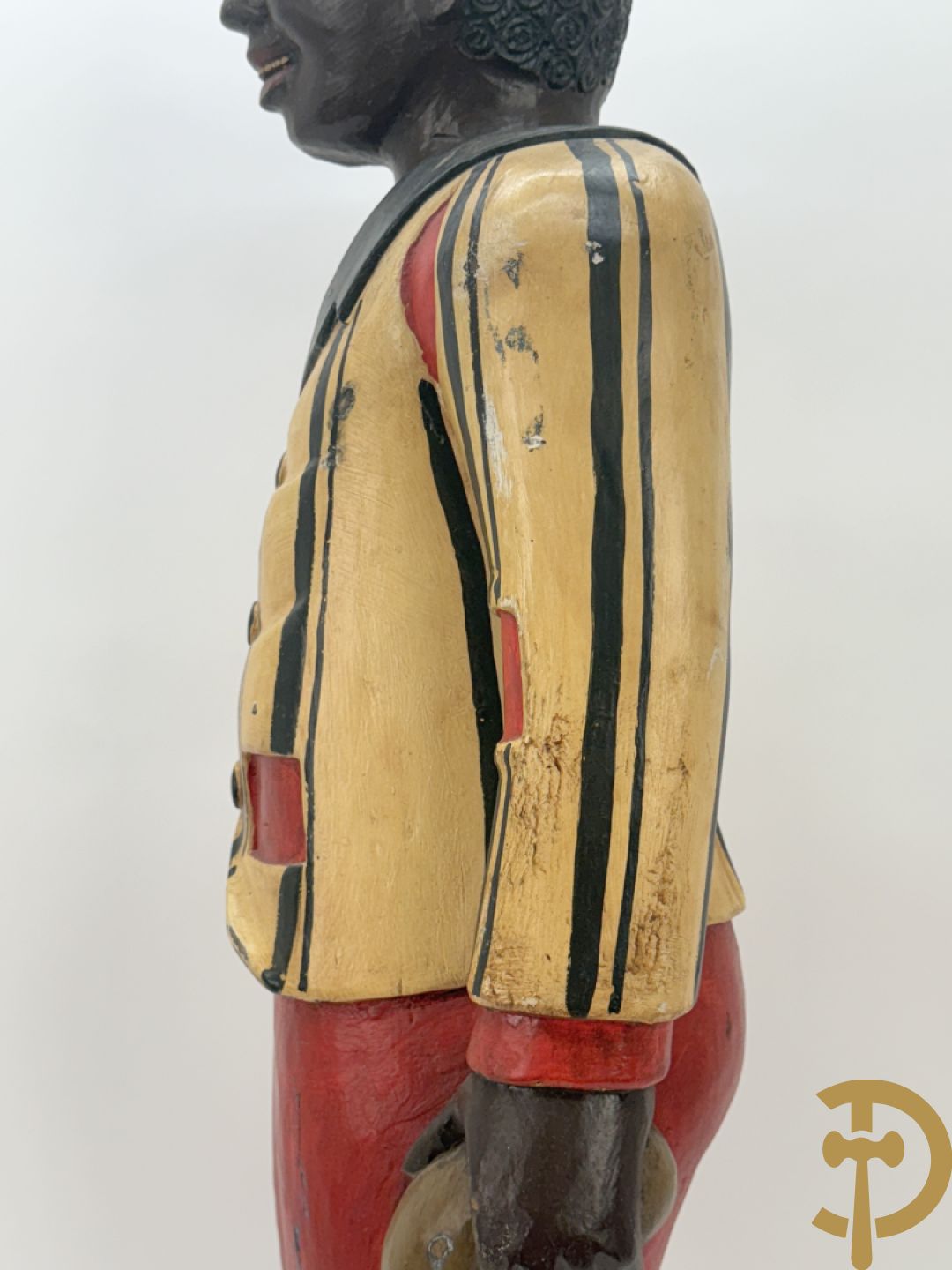 Houtgesculpteerd beeld van staande man