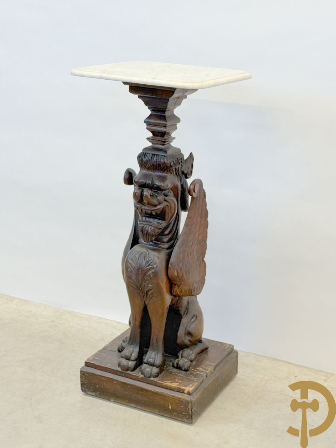 Houtgesculpteerde sokkel in de vorm van een handgesculpteerde fo hond bezet met marmeren plateau