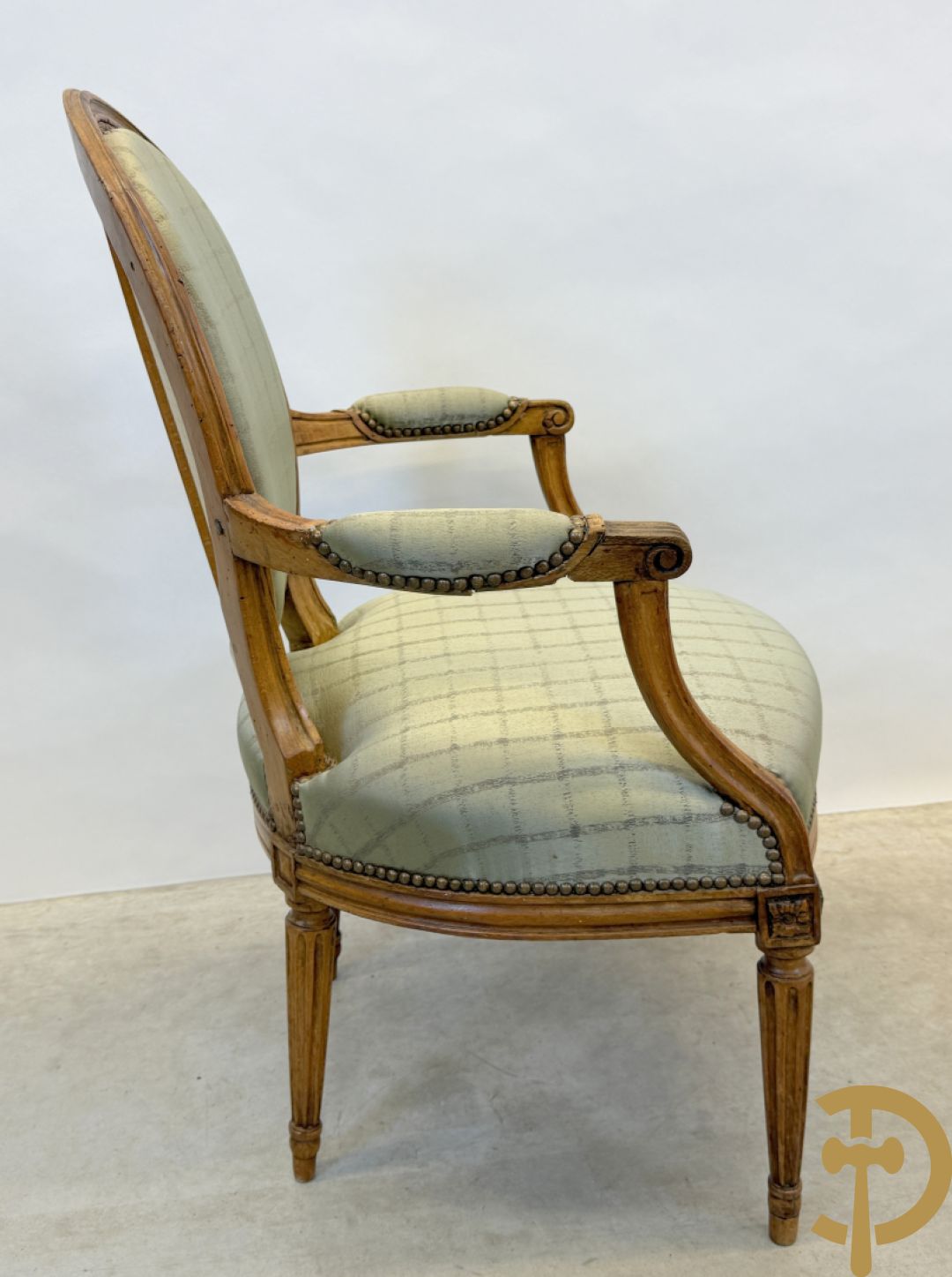 Paar Louis XVI stijl armzetels met ovale medaillon - op gecanneleerde poten