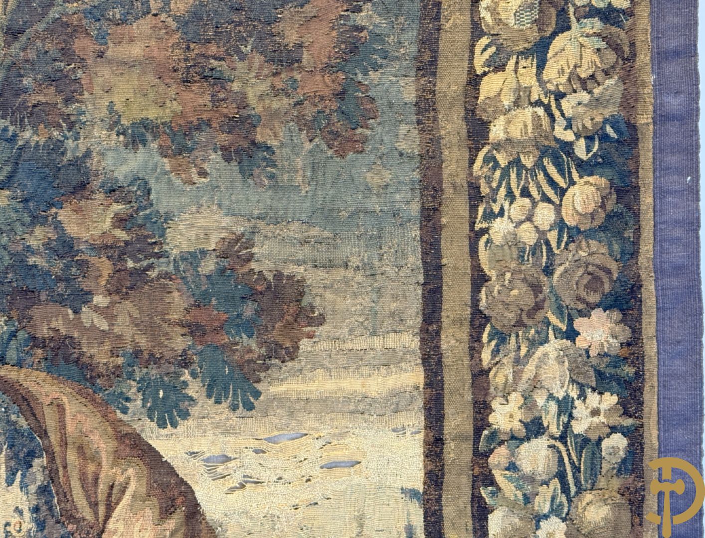 Fragment van wandtapijt met geanimeerde mythologische scène, omgeven door florale omranding, 18e