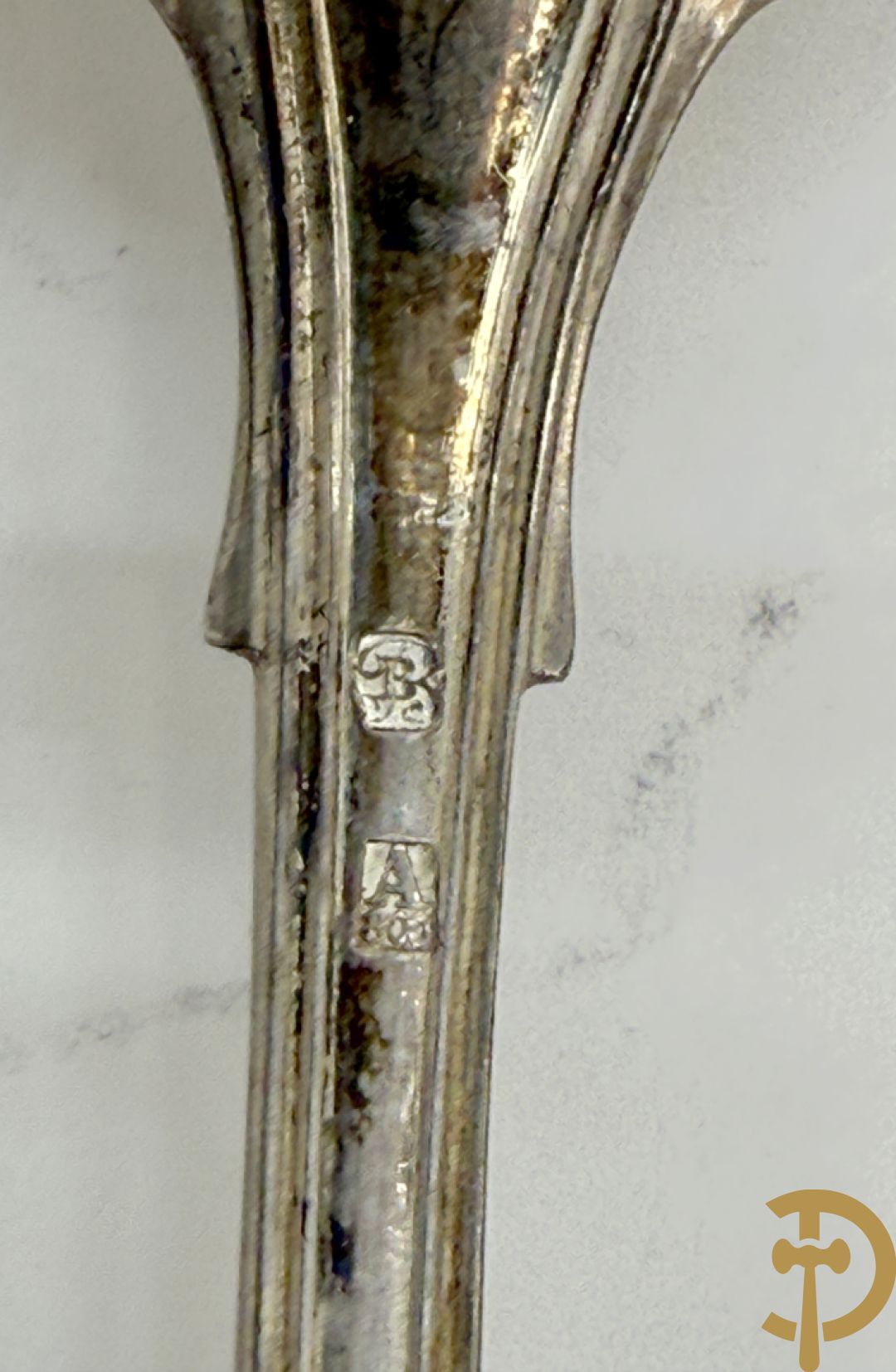 Massief zilveren bestek Louis Philippe model met initialen bestaande uit 13 soeplepels (853 gram), 9 vorken (657 gram), 3 dessertlepels (59 gram) en 1 pollepel (221 gram)