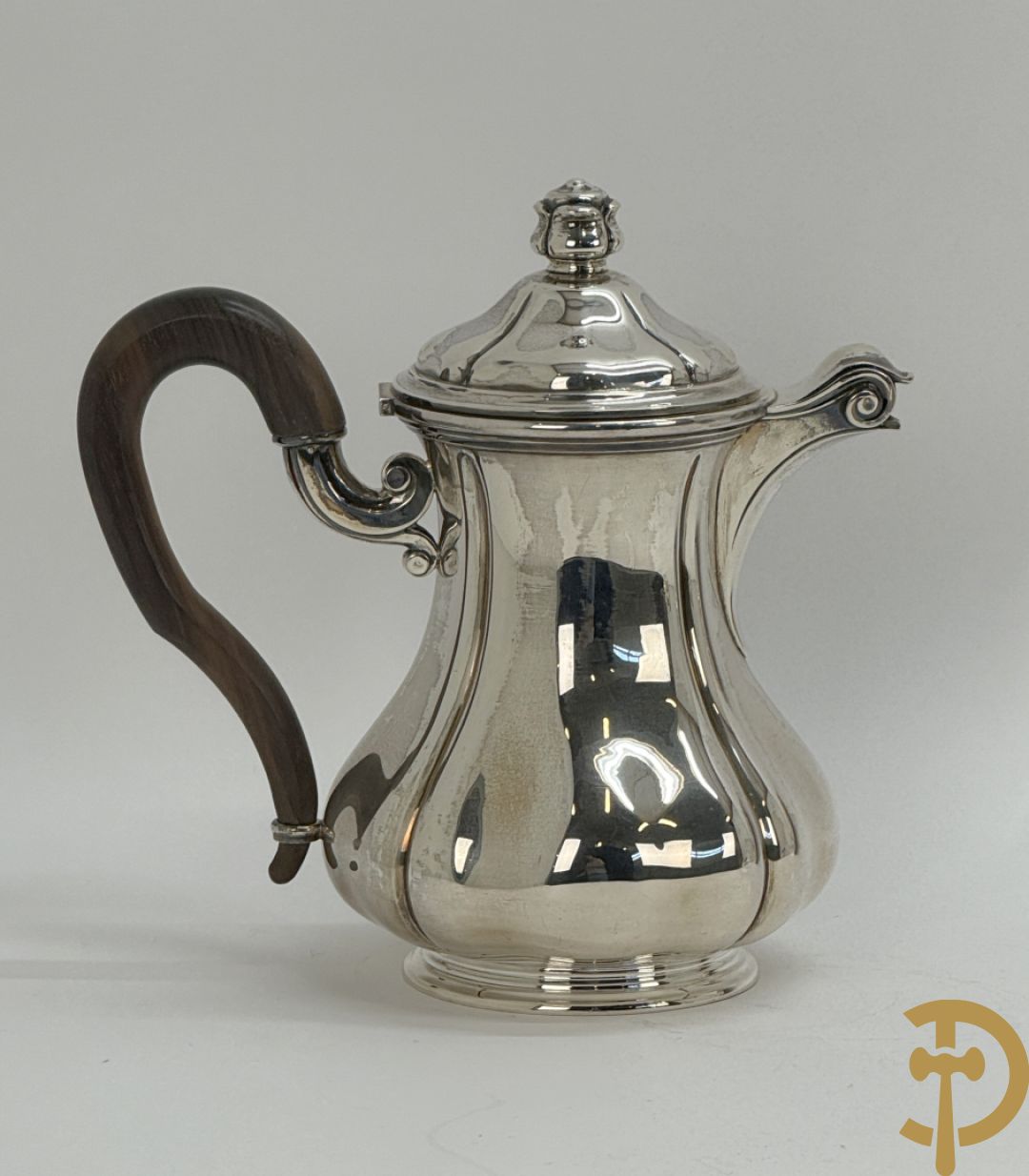 Massief zilveren koffieset bestaande uit koffiekan, theekan, melkkan en suikerpot op ovale opdienschotel, Delheid A835 gemerkt