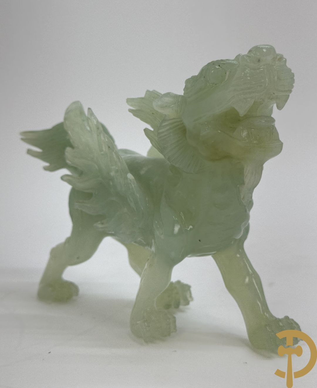 Drie Chinese handgestoken sculpturen van rammen en gevleugelde fo hond en in speksteen en jadeiet
