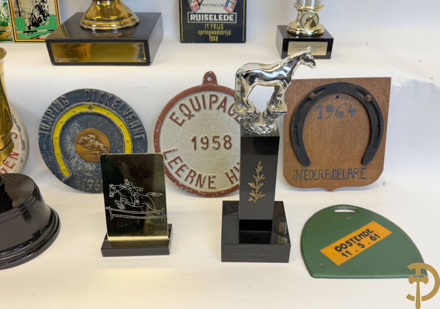 Verzameling memorabilia van paardenrennen, trofeeën en bekers