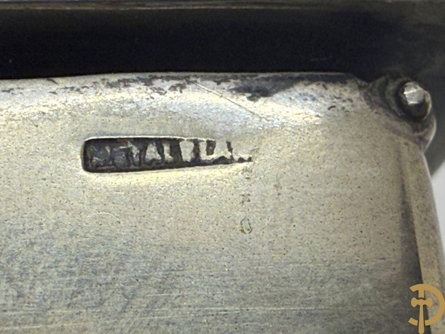 Verzilverde metalen kist met geciseleerde inscriptie van paar gekruiste kanonnen, VI 13A, binnenin met gegraveerde handtekeningen