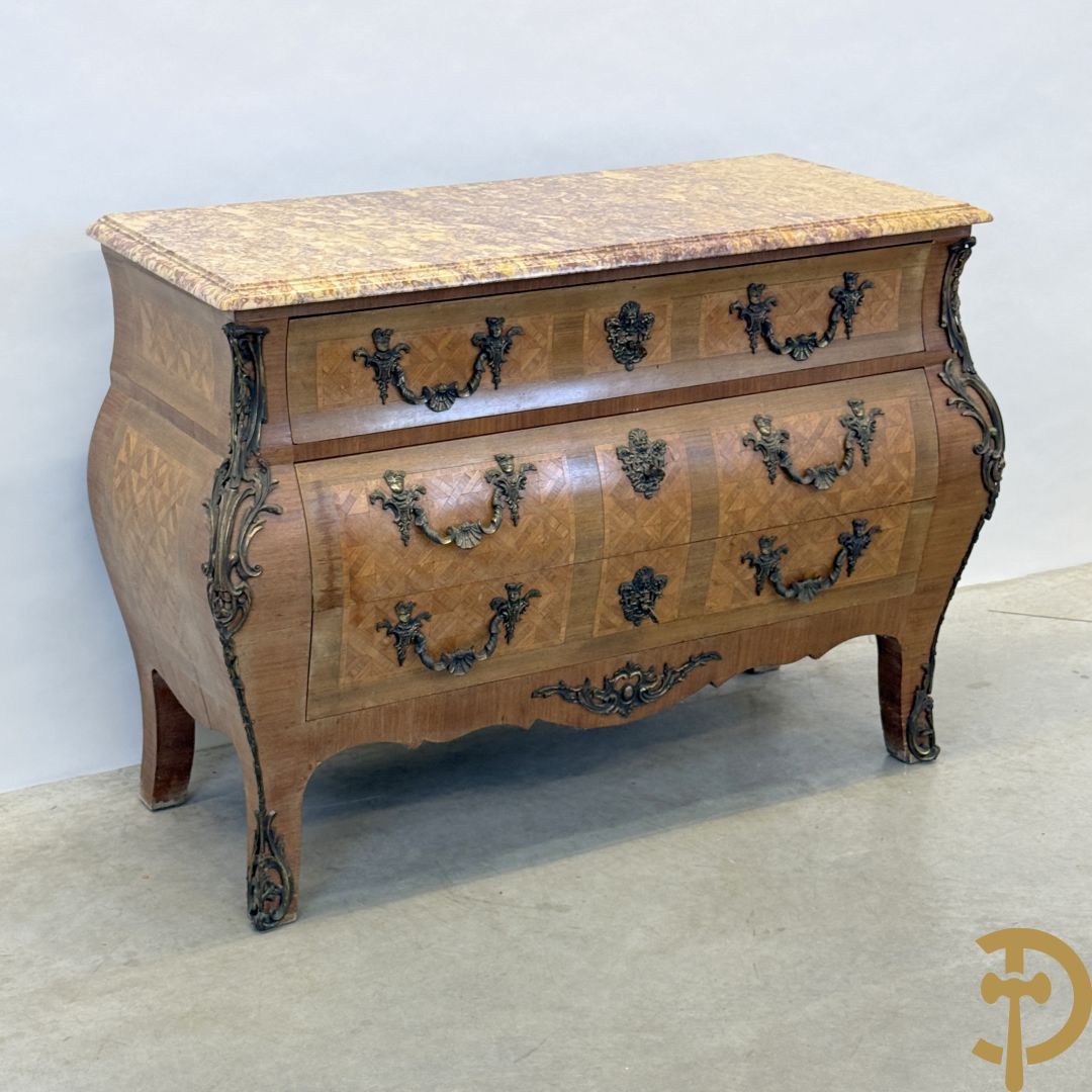 Notelaren gemarketteerde en gegalbeerde drieladencommode bezet met bronsbeslag en geaderd marmeren blad