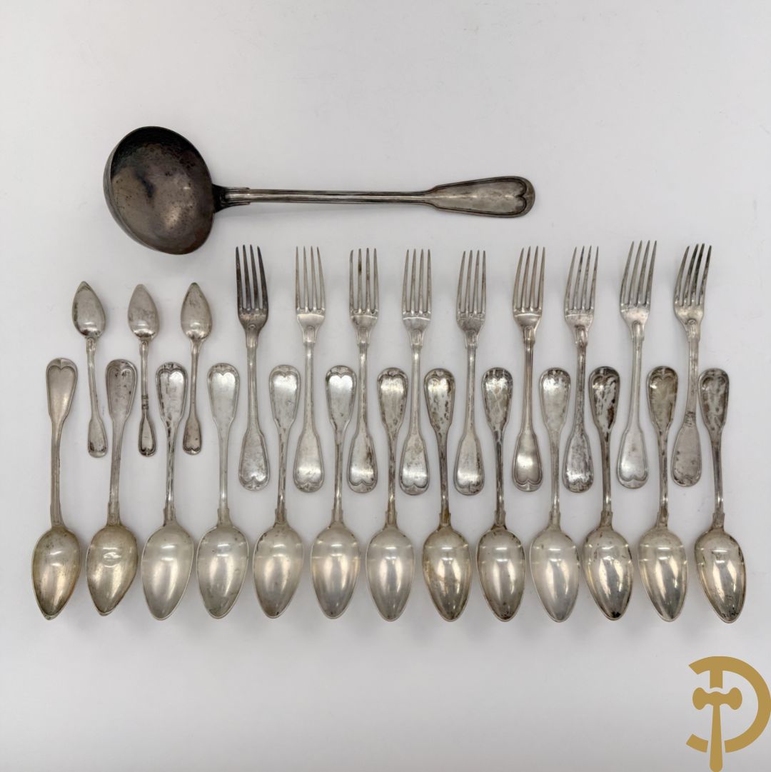 Massief zilveren bestek Louis Philippe model met initialen bestaande uit 13 soeplepels (853 gram), 9 vorken (657 gram), 3 dessertlepels (59 gram) en 1 pollepel (221 gram)