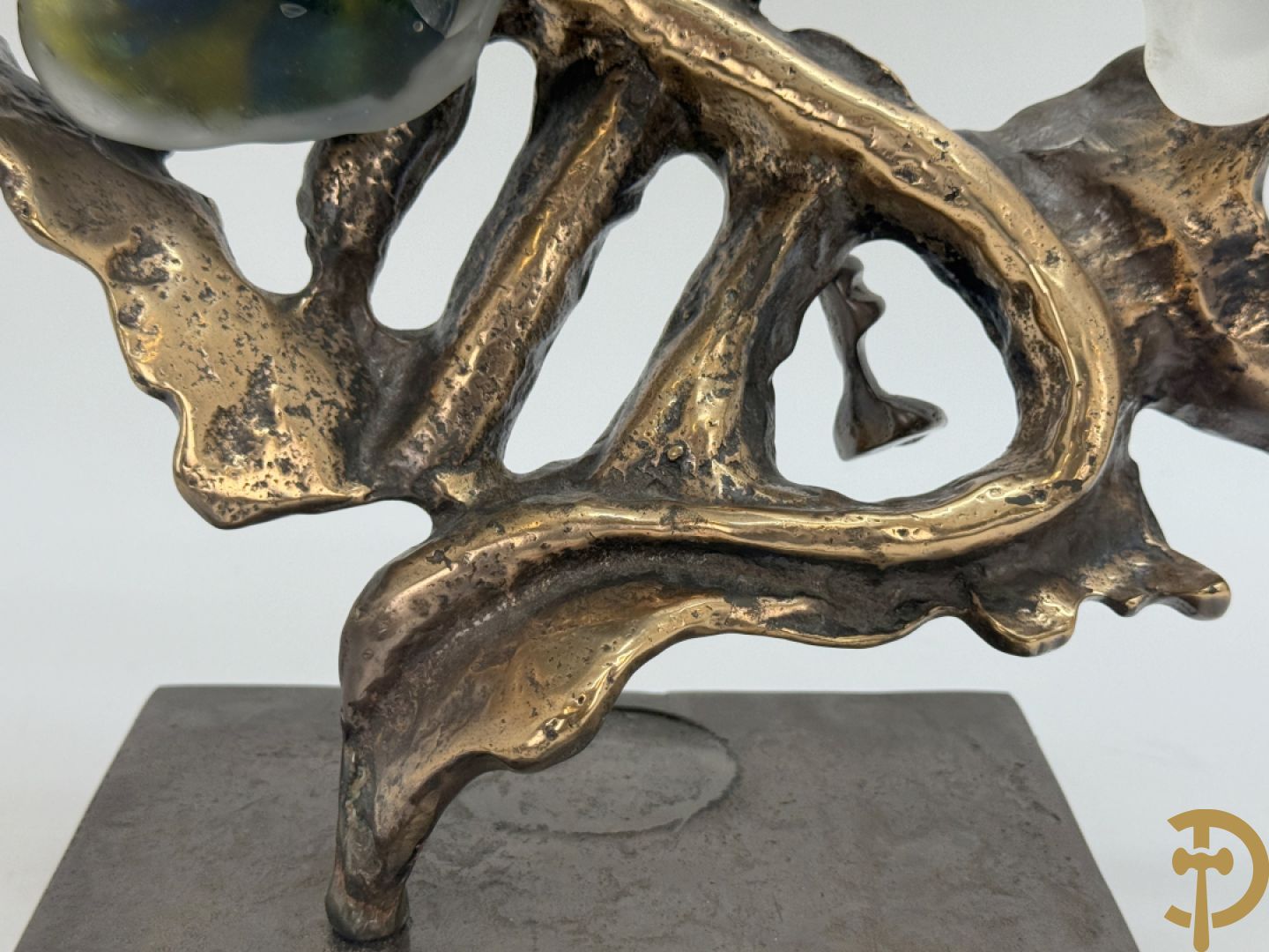 LOHE getekend - Surrealistische sculptuur met combinatie van koper en gekleurde pate de verre in de vorm van een trompet