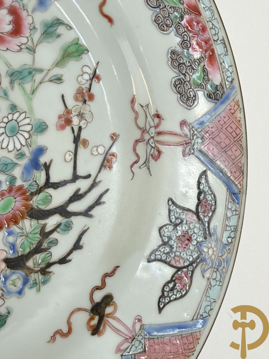 Chinese porseleinen ballustervormige vaas, King Long  + 2 porseleinen bordjes met bloemendecor + 2 bordjes met vazen- en bloemendecor + kopje en schoteltje Imari + dekselpotiche met vogel en bloemendecor