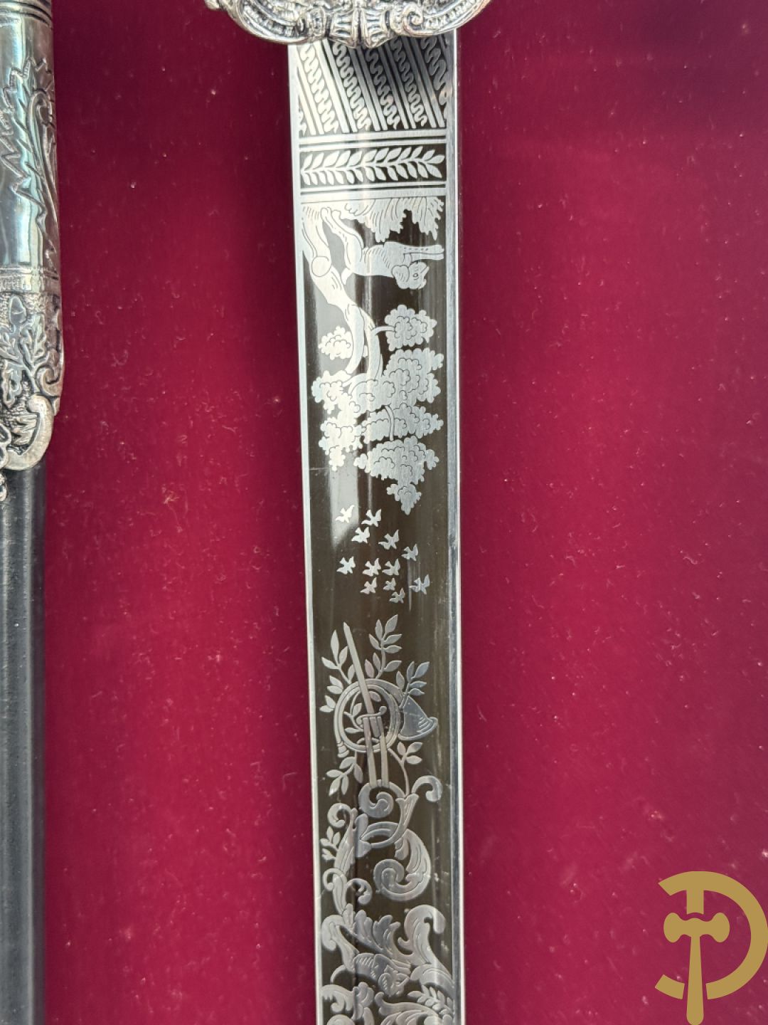 Der Hirschfänger, replica zwaard uitgegeven door Deutches Jagd und Fischereimuseum in een wandvitrine voorgesteld