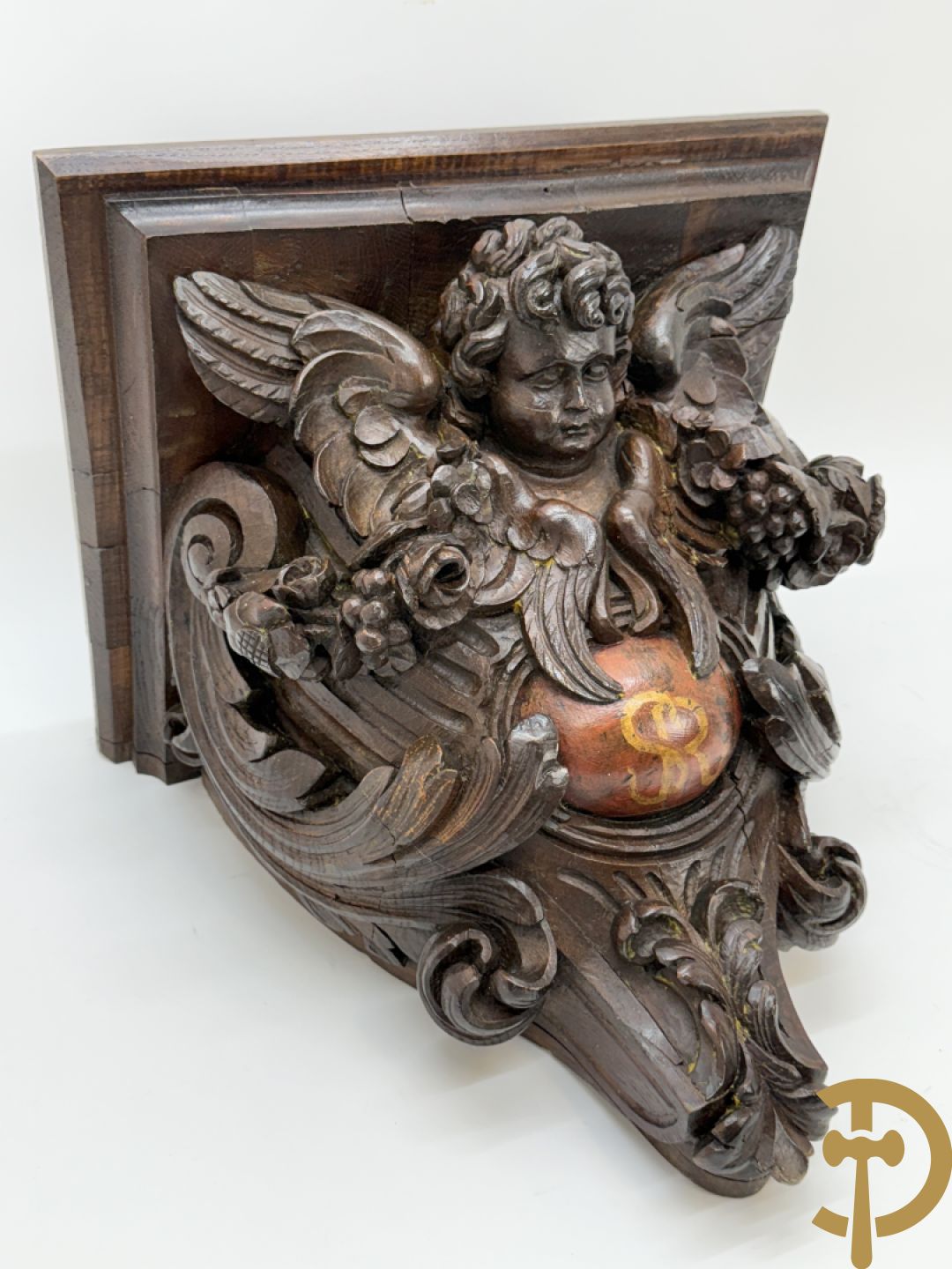 Houtgesculpteerde konische muurconsole met cupido en bloemenranken