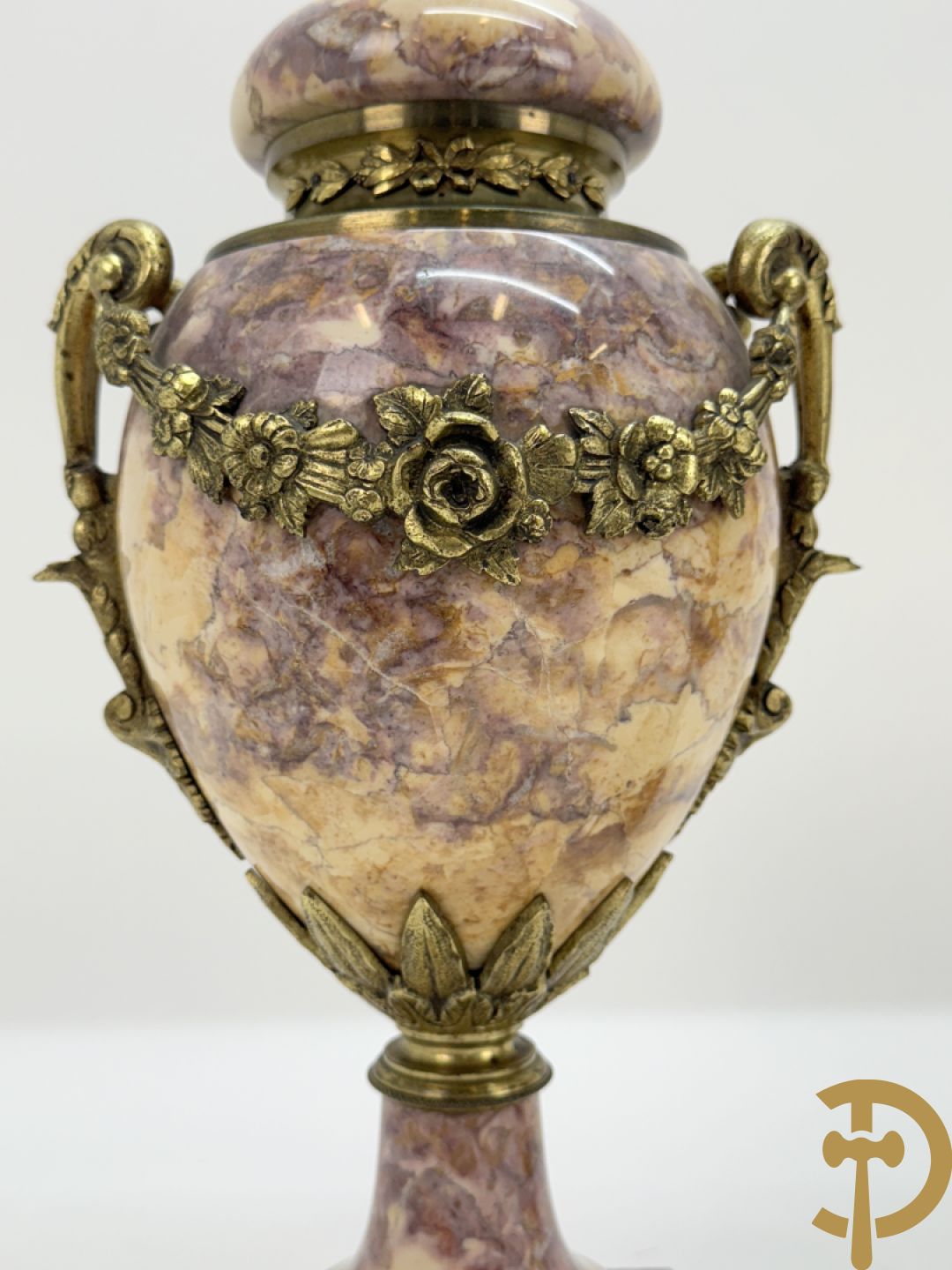 Paar marmeren cassolettes bezet met bronzen bloemenguirlandes