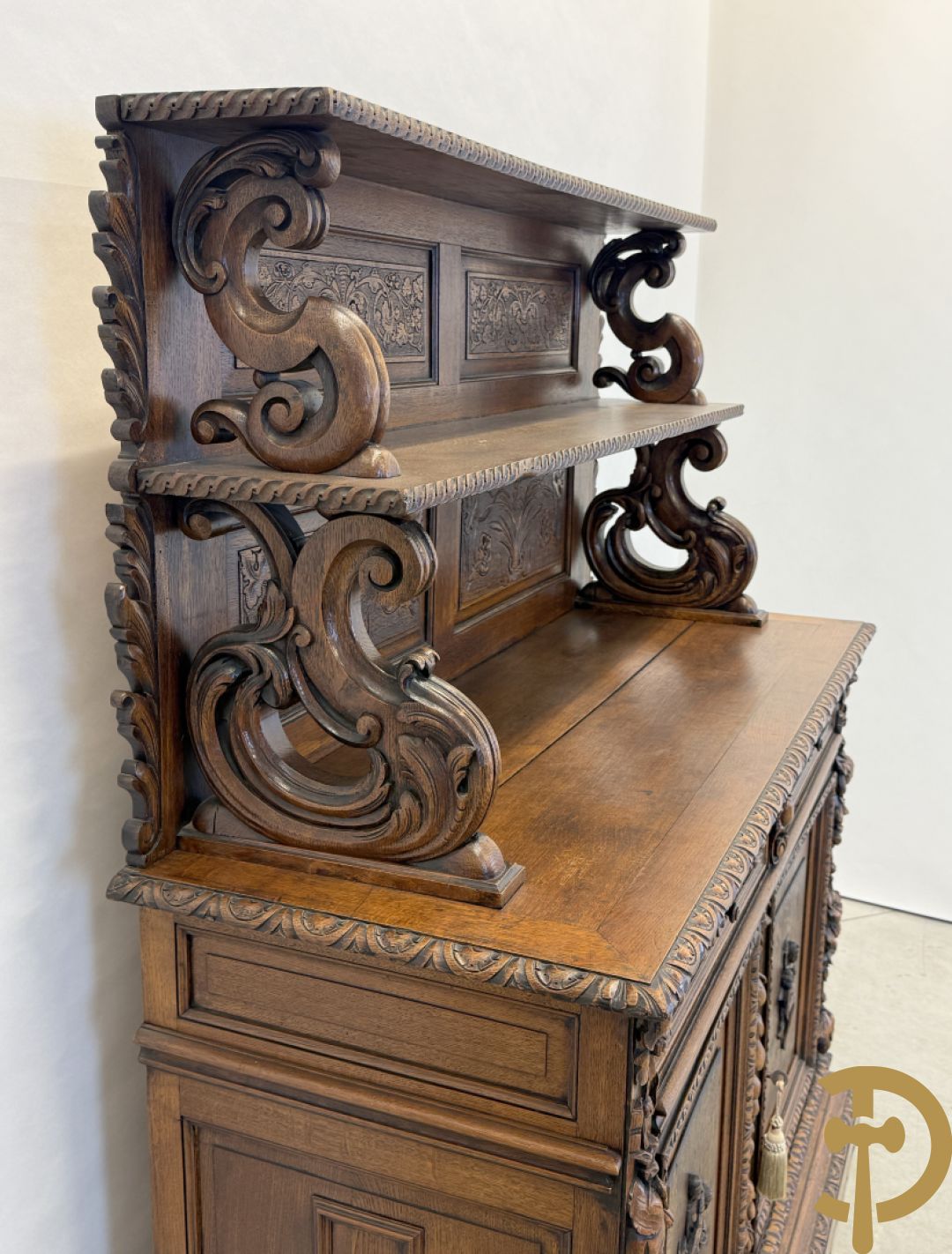 Massief eiken Neo Renaissance vaiselier met sculptuur van fruit en accanthusranken, 19e