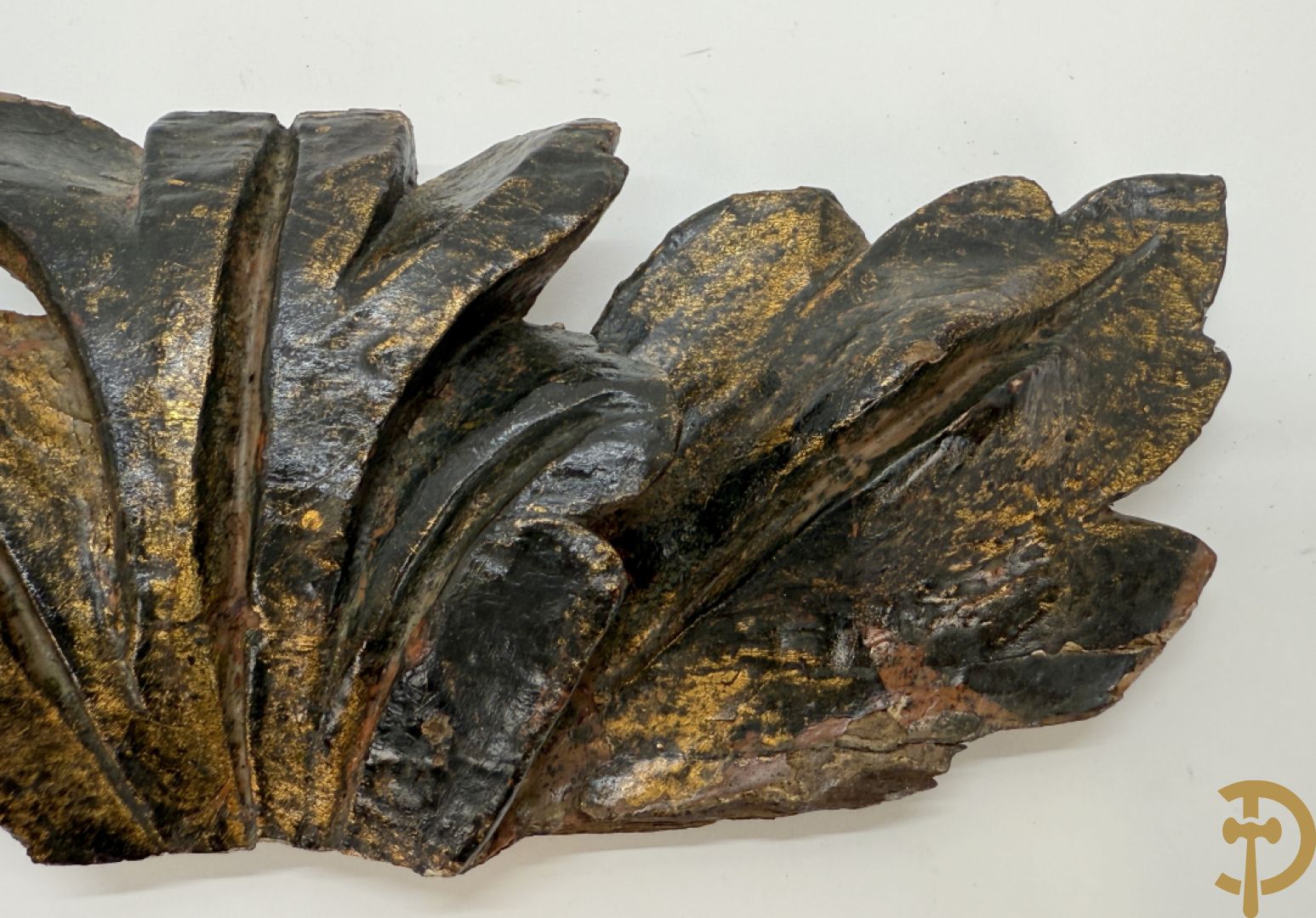 Houtsculptuur van gepolychromeerd engelenhoofd + engelenhoofd + sculptuur van accanthusrank