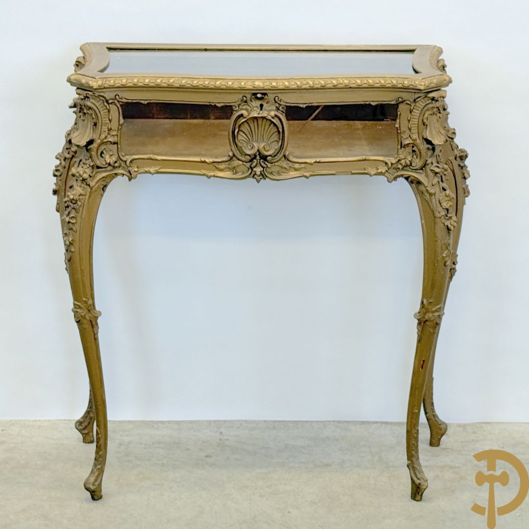 Vergulde Louis XV juwelenvitrine met openklapbaar deksel, bezet met rocailles, op voluutvormige poten