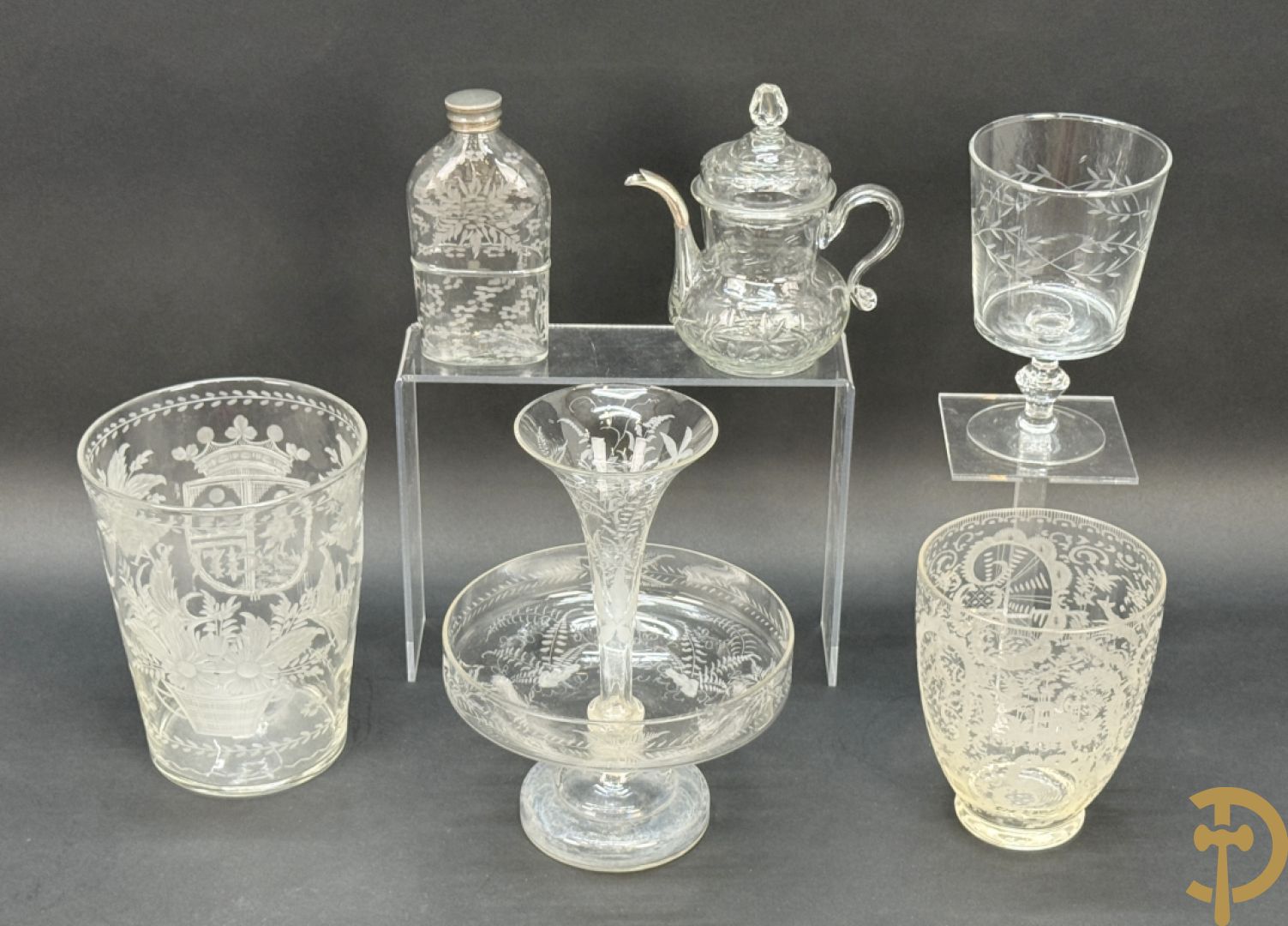 Handgeslepen flessenhouder met dubbel decor van wapenschild en geëtst bloemendecor, gedateerd 1751 + schenkkan met zilveren tuit + 2 coupes + pique fleur + veldfles