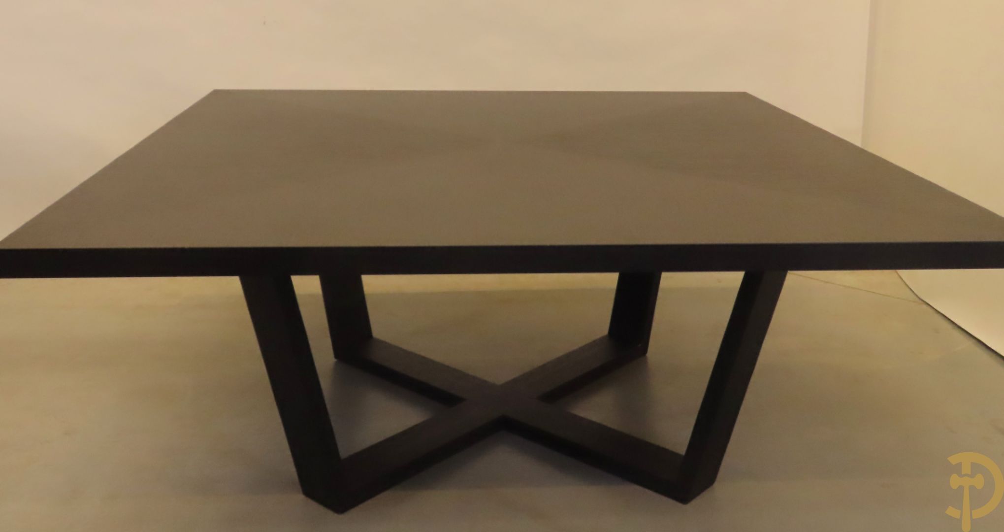 Grote moderne vierkante tafel met zwartgelakt ruitvormig fineer op kruisvormige voet, Maxalto uitgegeven door B & B Italia