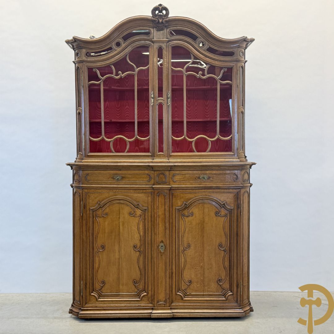 Massief eiken Luikse vitrinekast, boven met 2 beglaasde deuren en gebogen kop, Louis XV stijl, 18e