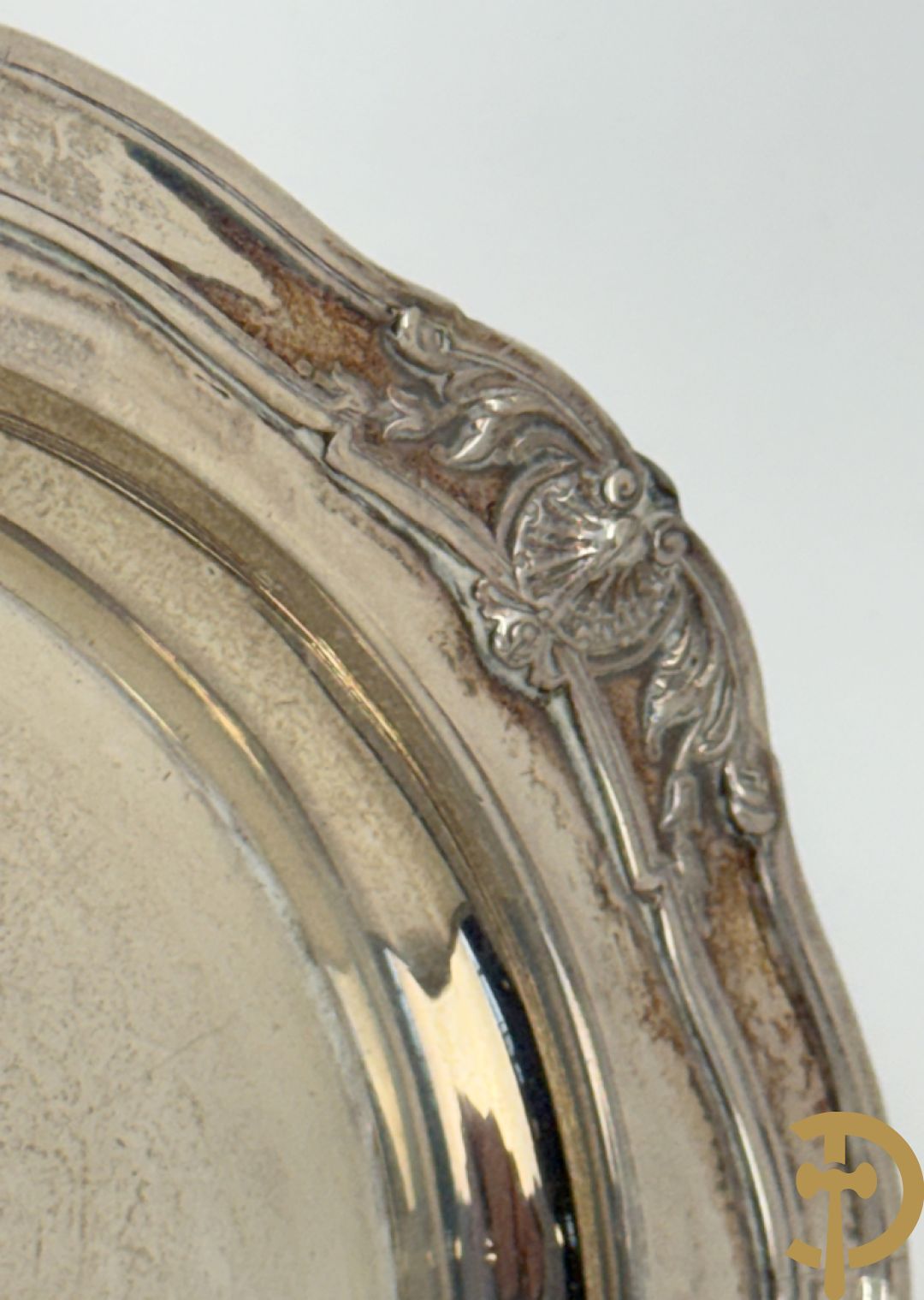Massief zilveren schaaltje met Louis XV motieven, Delheid + bonbonnière met zilveren deksel + massief zilveren geajoureerd schaaltje + lakzegel met bewerkt handvat