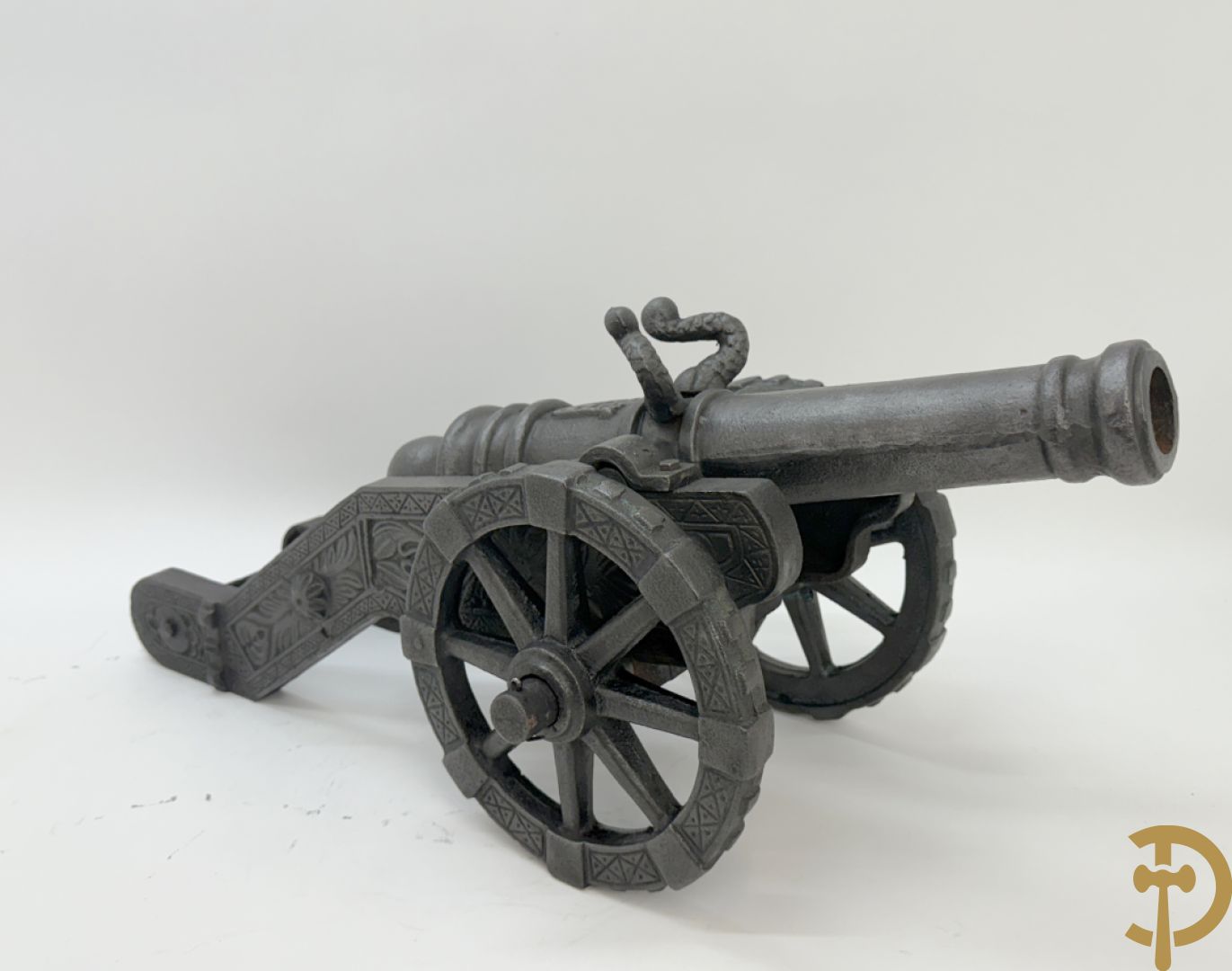 Gietijzeren miniatuurkanon met wapenschild