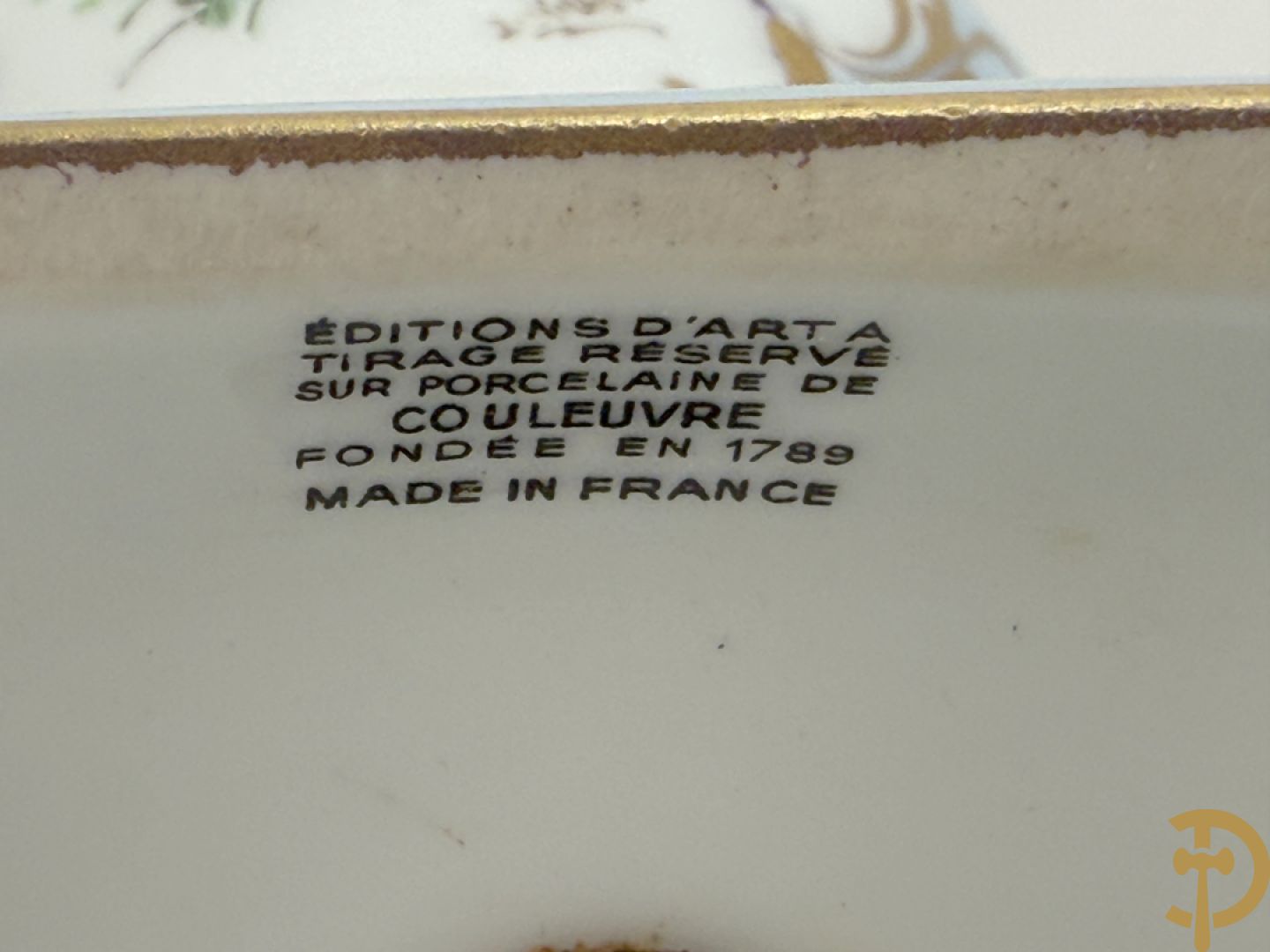 Mooi lot Limoges porselein bestaande uit grote en kleine Medici vaas met bloemendecor, 3 cache pots, bord, 2 coupes, Tas en schoteltje (9 stuks in totaal)