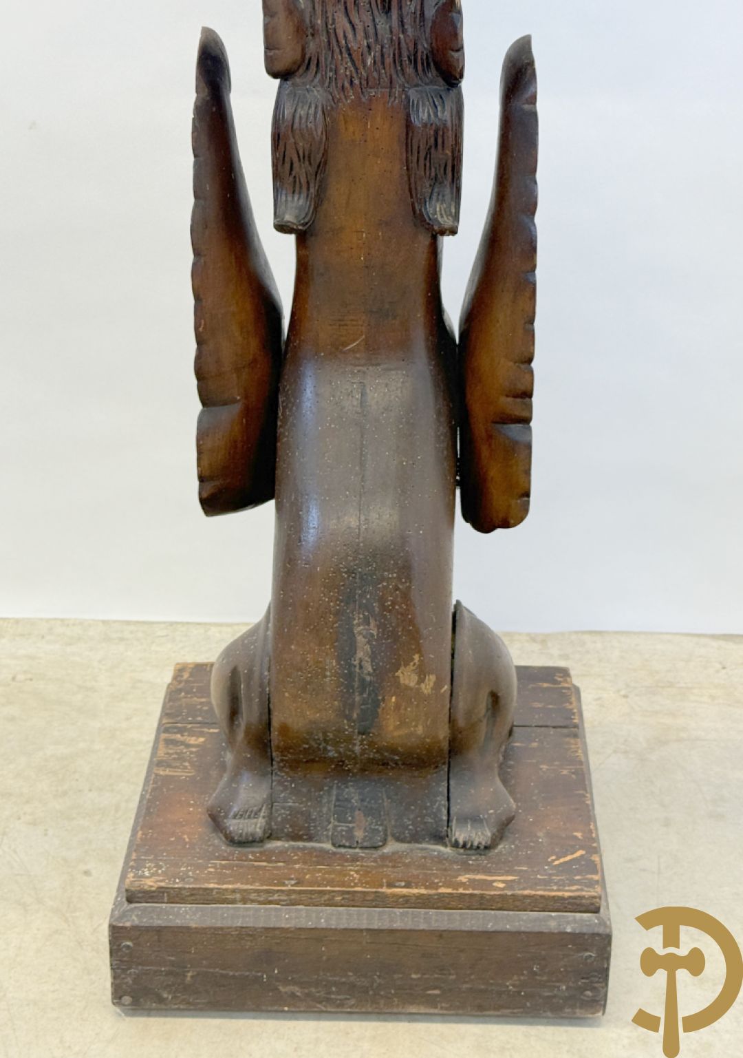 Houtgesculpteerde sokkel in de vorm van een handgesculpteerde fo hond bezet met marmeren plateau