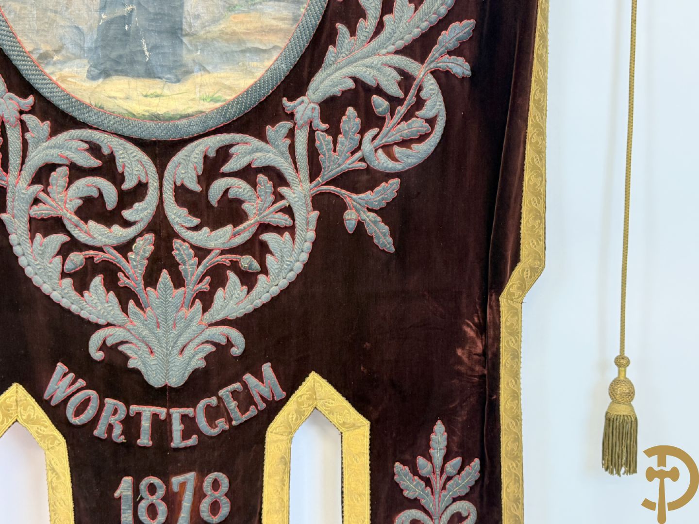 Processiebannier met bordeaux vaandel bezet met goudbrocaat van accanthusranken, Wortegem 1878, centraal handbeschilderd medaillon met voorstelling van Franciscus Xaverius - gehouden door verguld houtgesculpteerd ornament