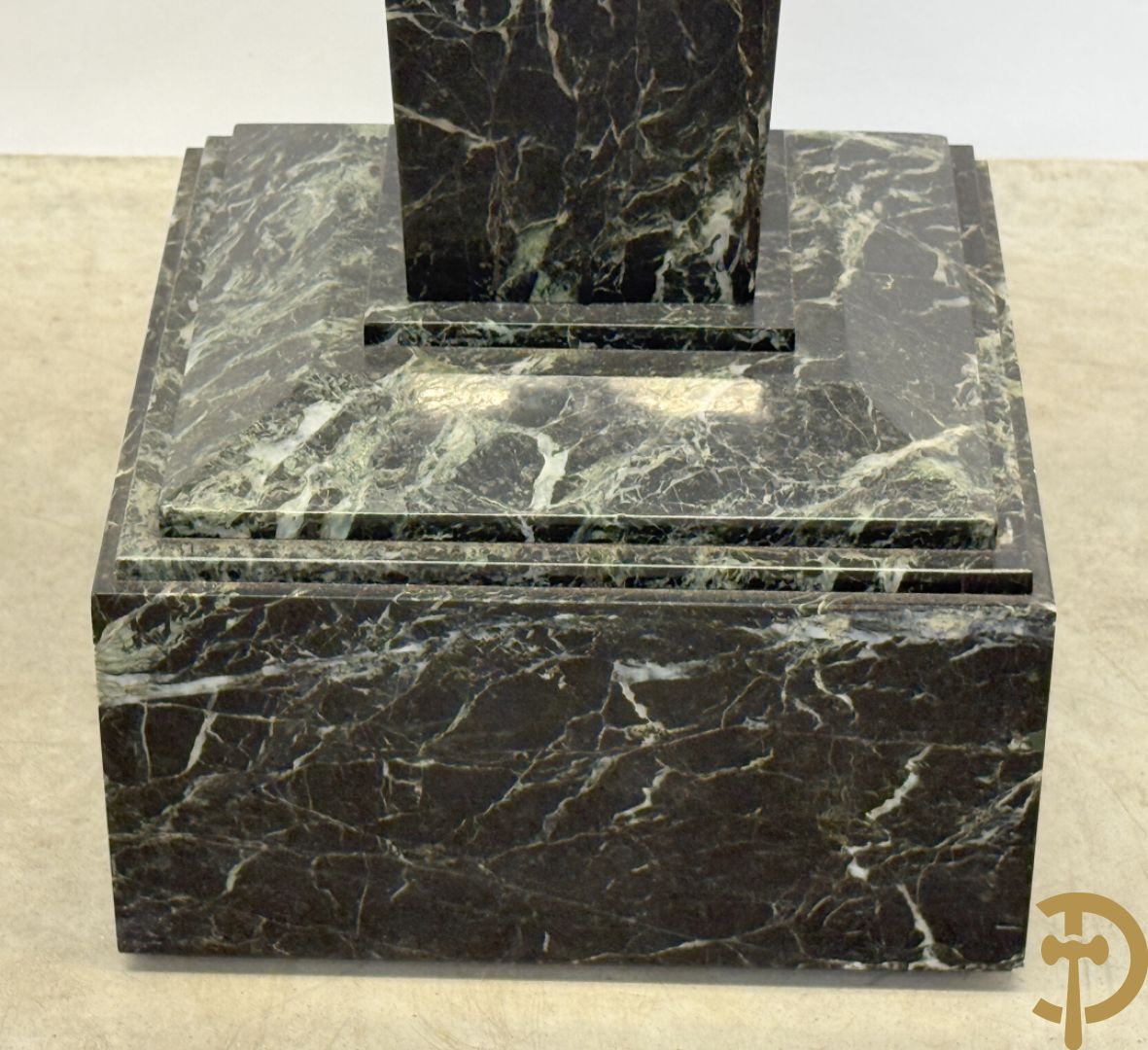 Zwart geaderde marmeren vierkante zuil met Louis XVI bronsbeslag, met afneembare plateau