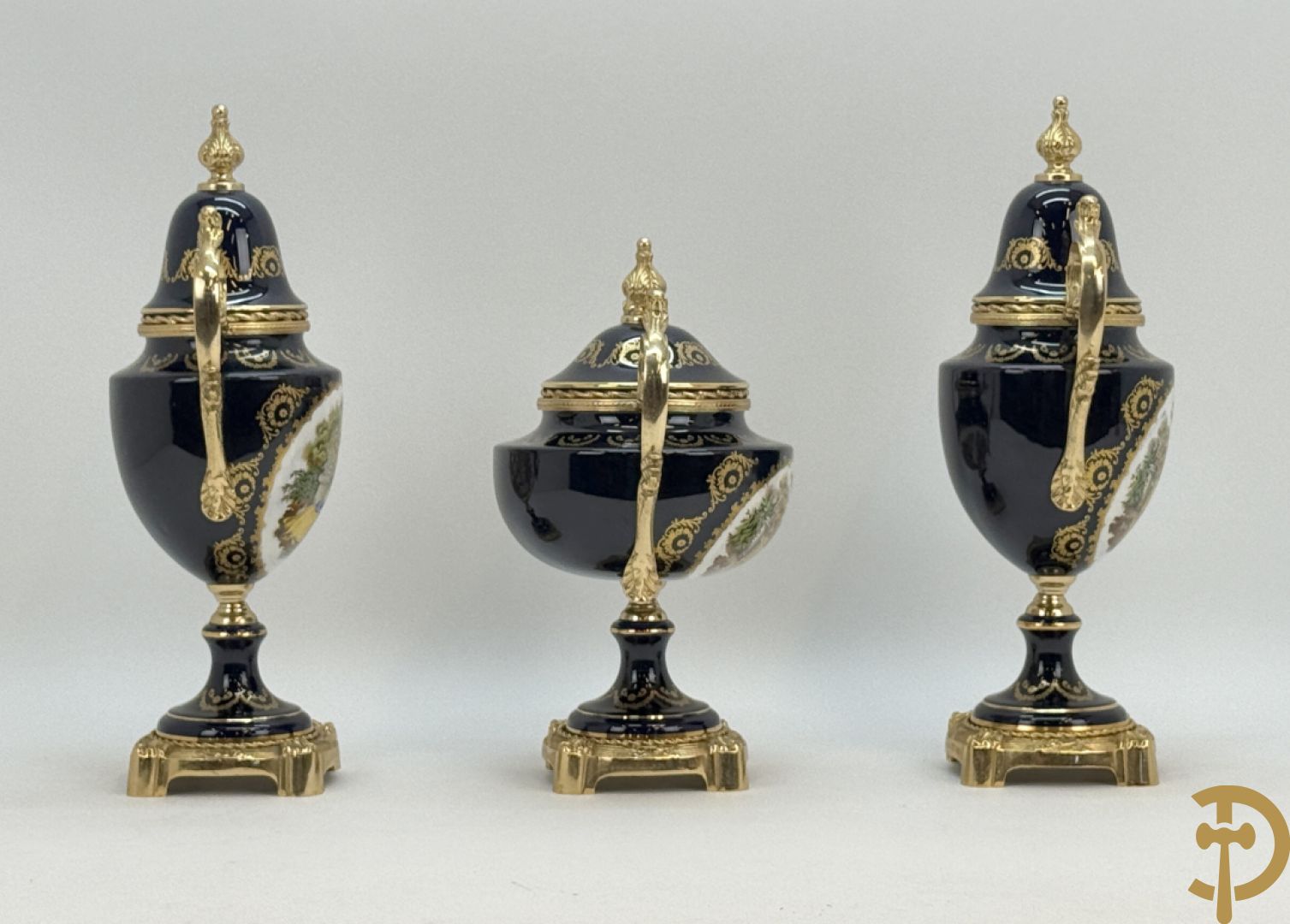 Driestel Sèvres stijl bestaande uit paar dekselpotiches met koperen ornamenten en romantisch decalcomanie decor, Sèvres stijl+ dekselcoupe met Sèvres en romantisch decor