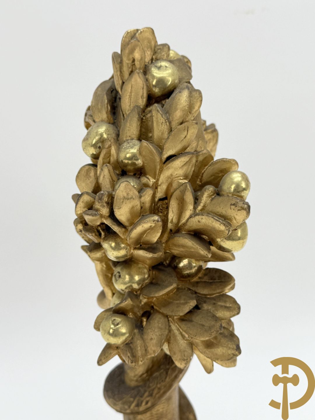 Houtgesculpteerde en vergulde relikwiehouder met boom uit het aards paradijs met de slang, 19e