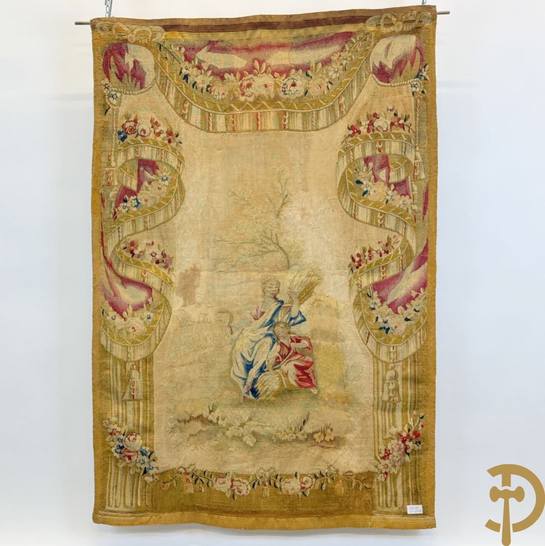 Handgeweven wandtapijt met centraal decor van dames in landschap met de oogst omgeven door bloemenguirlandes