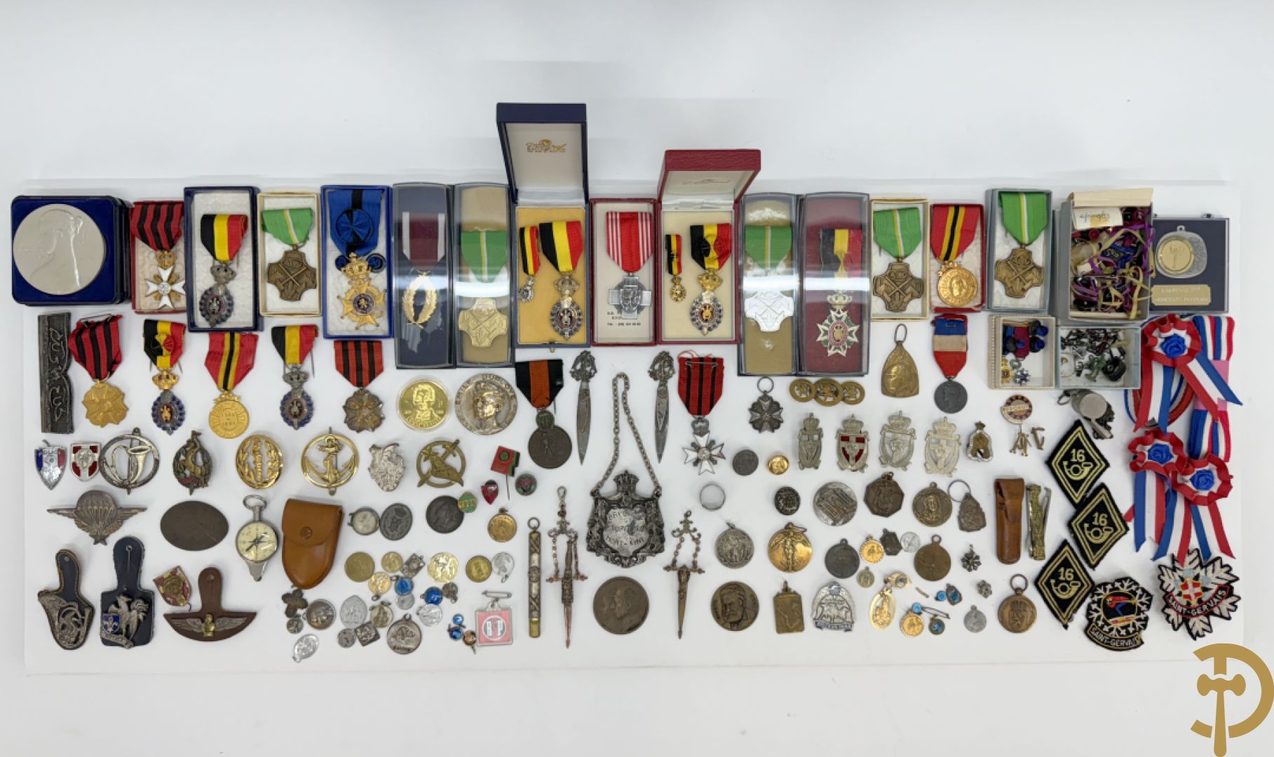 Lot insignes en medailles