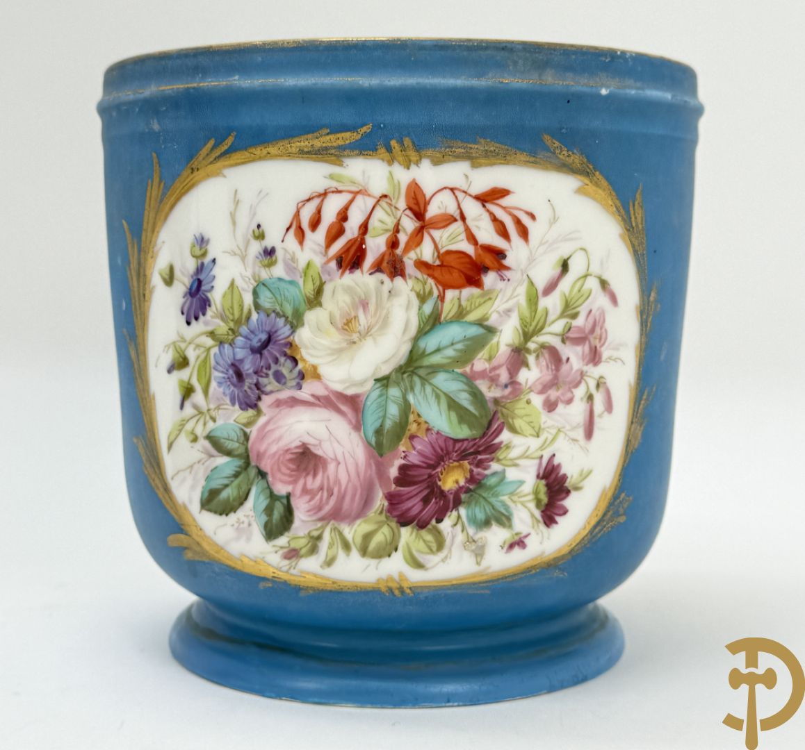 Sèvres cachepot met dubbel decor van handbeschilderde romantische dames en bloemendecor + cachepot in Frans porselein met bloemendecor gevat in bronzen houder + Limoges medici vaas met zwanehalzen