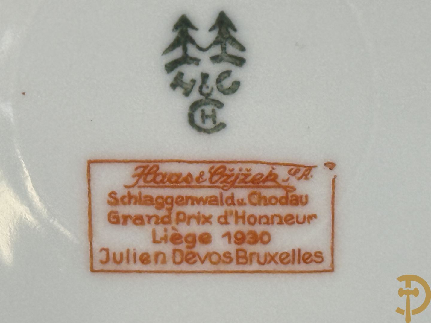 Acht porseleinen borden van boogschuttersgildes