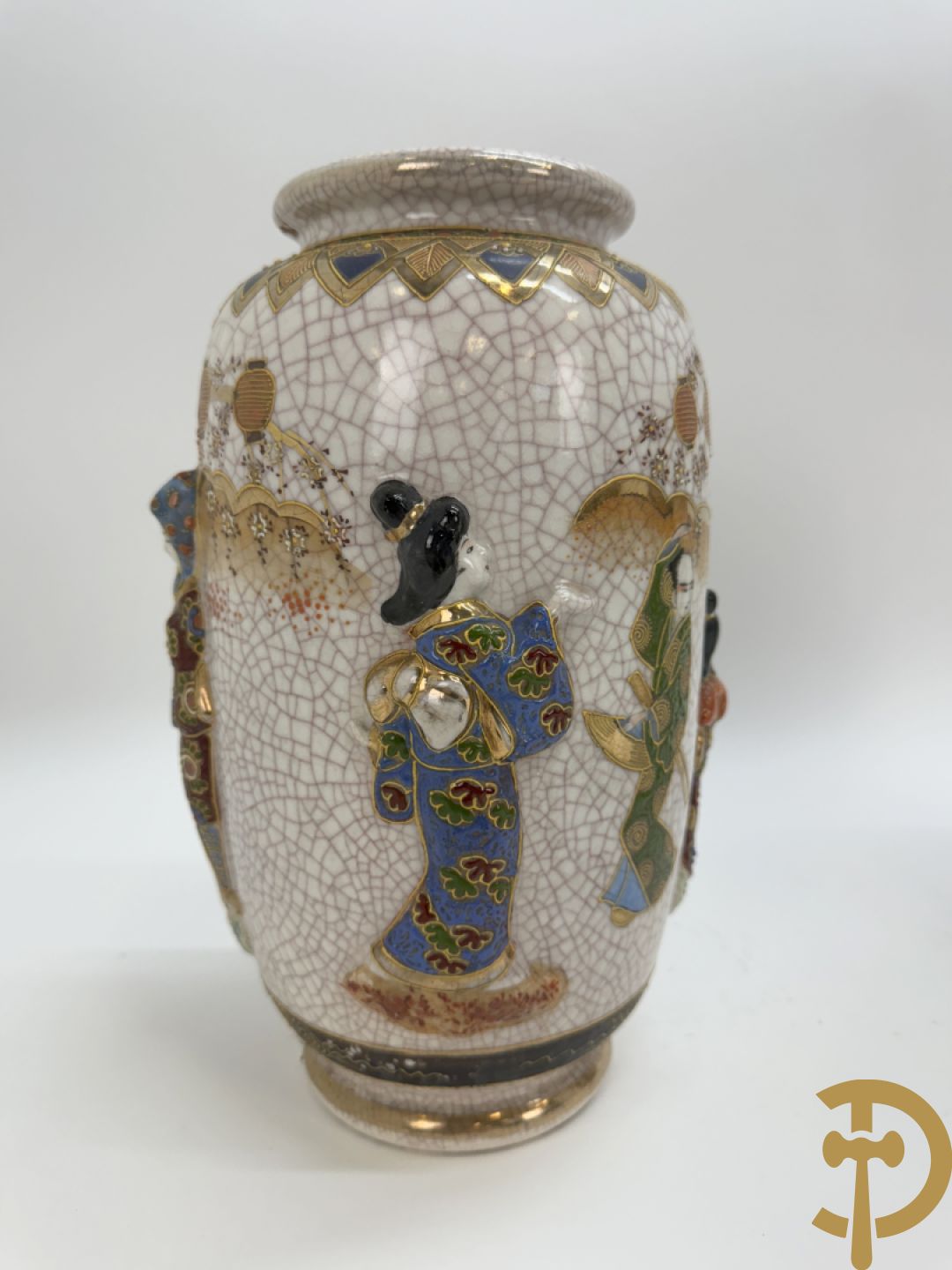 Paar Japanse Satsumat vazen met basrelief decor van gheisha