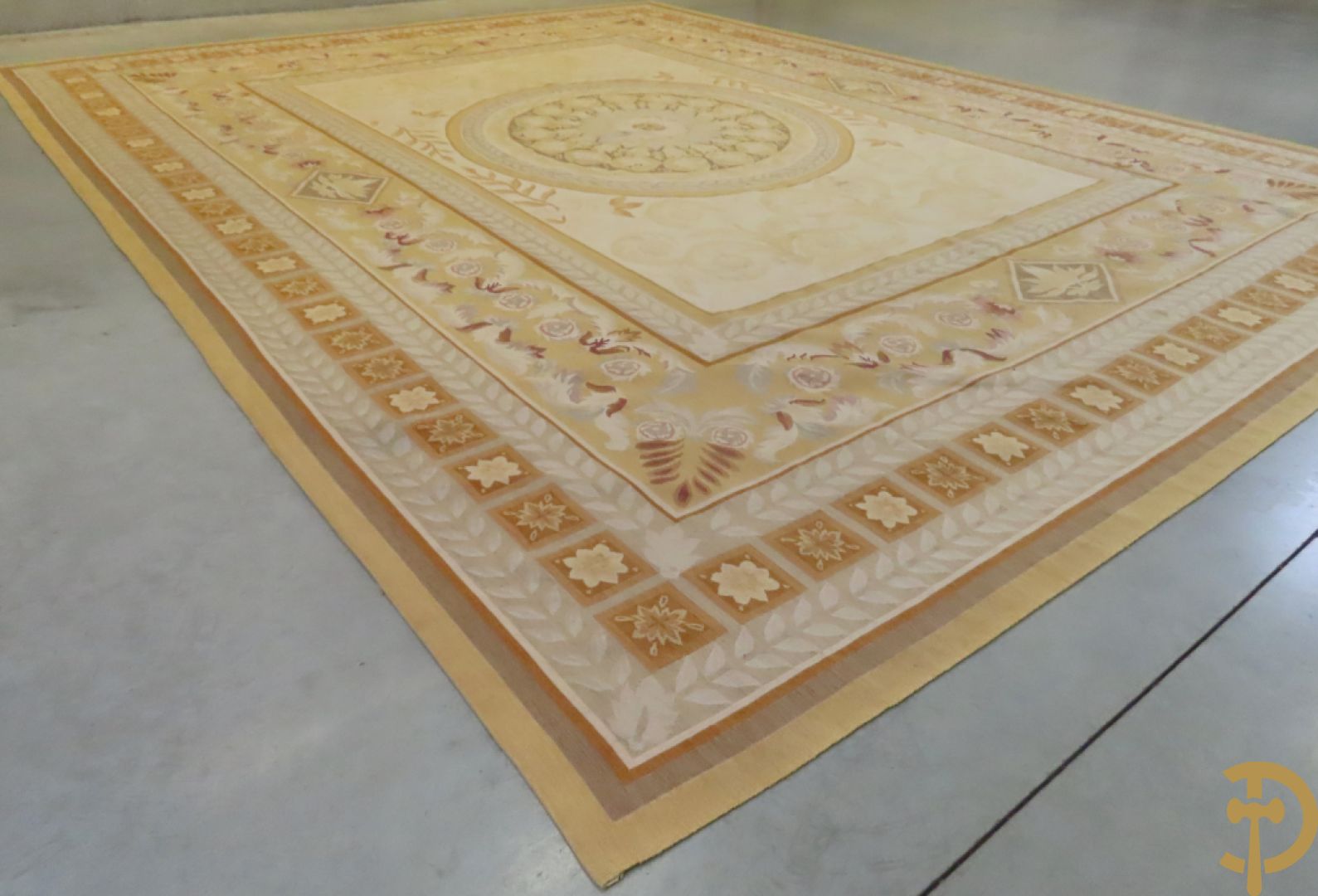 Frans Aubusson tapijt met centraal medaillon omgeven door accanthusranken