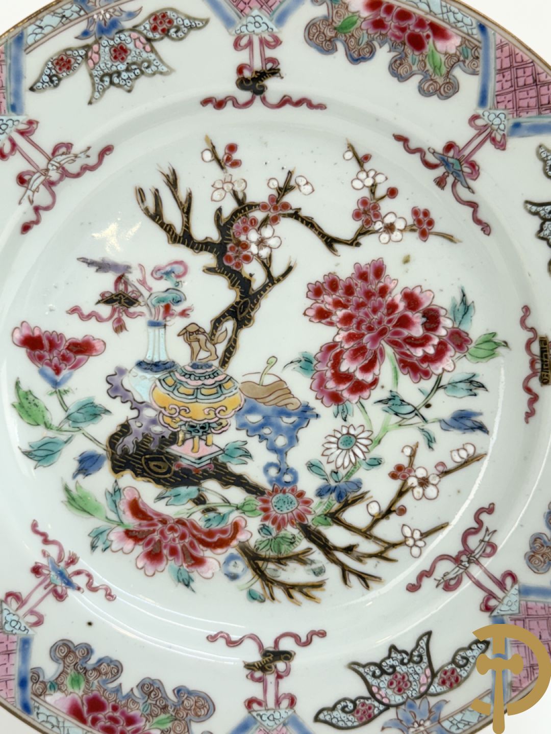 Chinese porseleinen ballustervormige vaas, King Long  + 2 porseleinen bordjes met bloemendecor + 2 bordjes met vazen- en bloemendecor + kopje en schoteltje Imari + dekselpotiche met vogel en bloemendecor