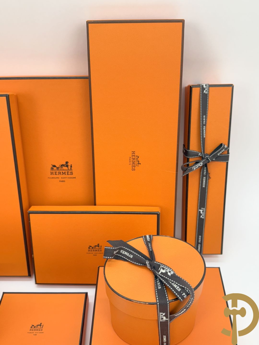 Elf lege doosjes van Hermes + Louis Vuitton sleutelhouder + kleine tas Louis Vuitton + herendassen w.o. Moschino, Zegna, Boss, Versace Gianni
