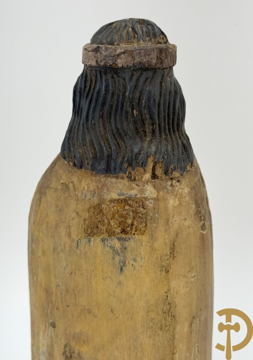 Volkse houtsculptuur van Heilige figuur met lam