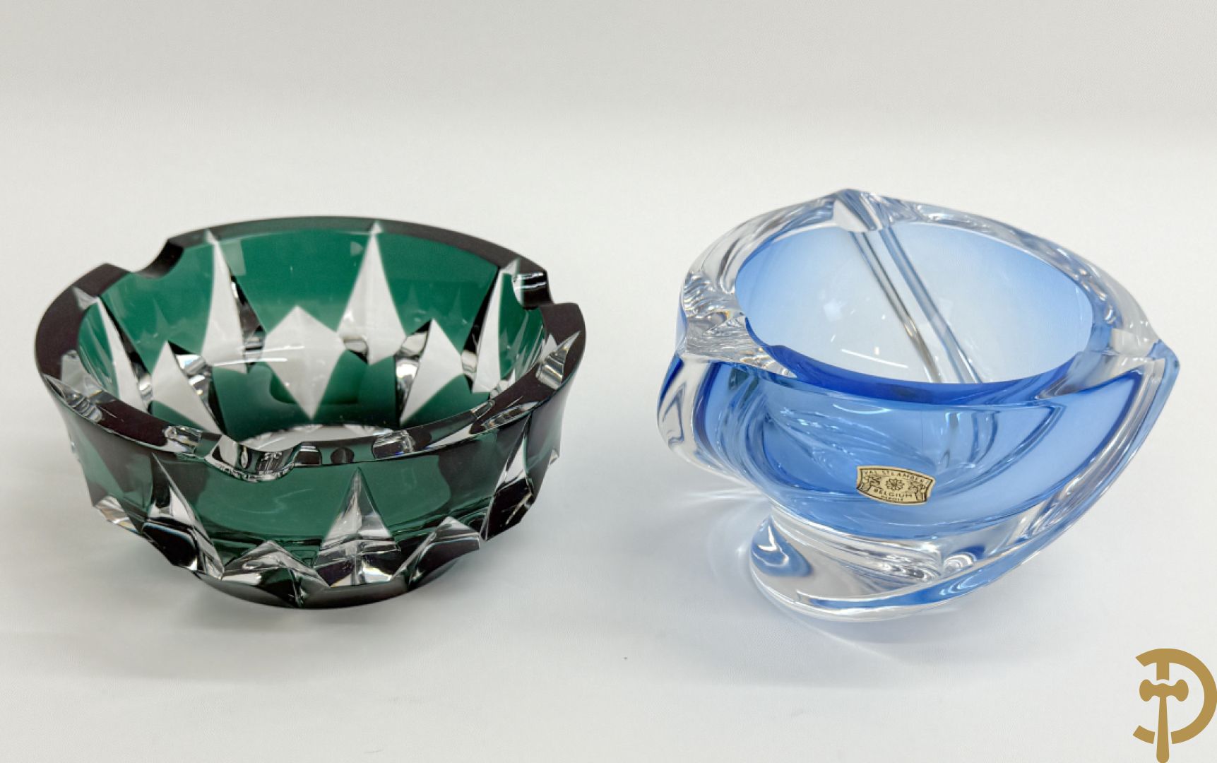 Mooi lot gekleurd Val Saint Lambert kristal bestaande uit 4 vazen, parfumstel (2 ledig), geslepen glas, coupe, onderzetters en 3 asbakken (14 stuks in het totaal)