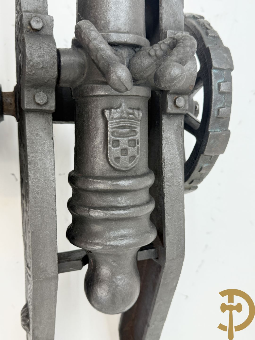 Gietijzeren miniatuurkanon met wapenschild