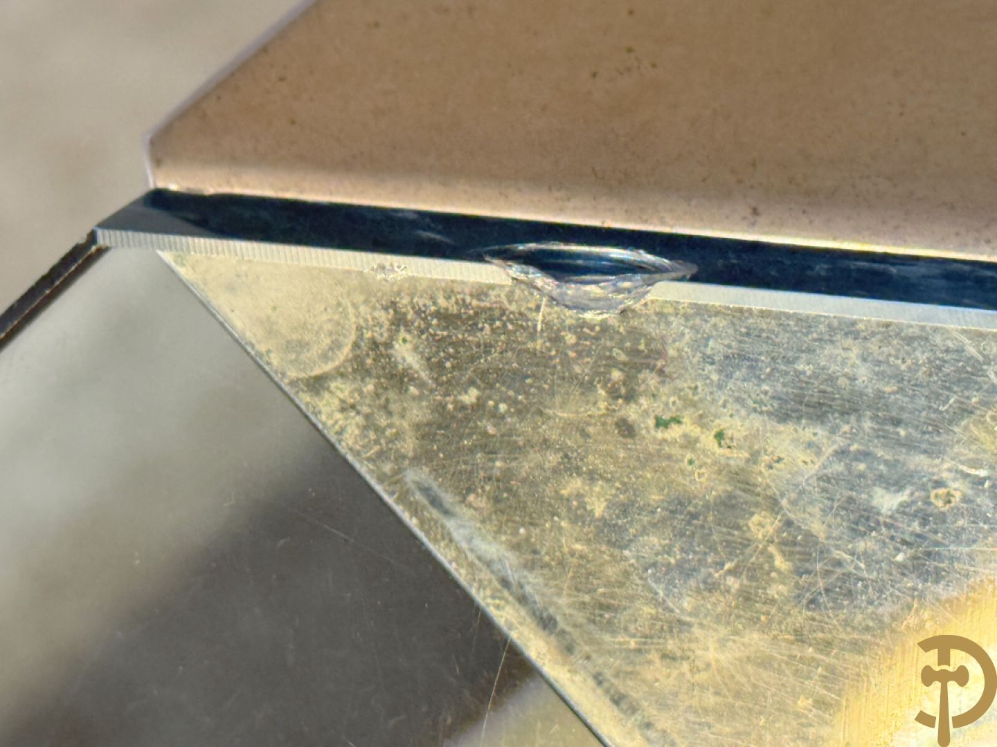 Vintage koperen salontafel op 4 afgeschuinde poten, onderaan met fumé blad en bovenaan met achthoekige blad