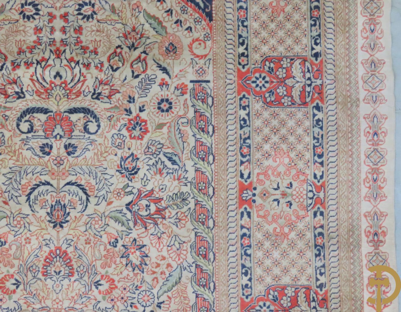 Zijden handgeknoopt tapijt met amfoor en bloemendecor