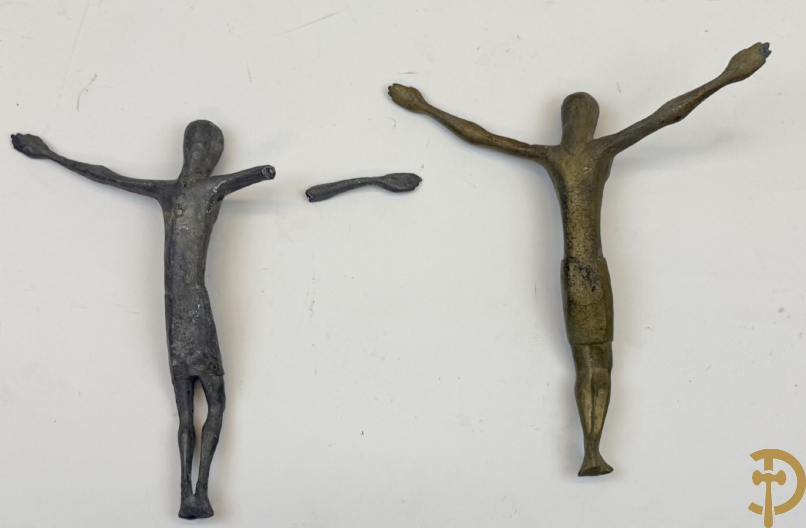 VAN DER DONCKT getekend : Lot bronzen religieuse beeldjes en corpussen