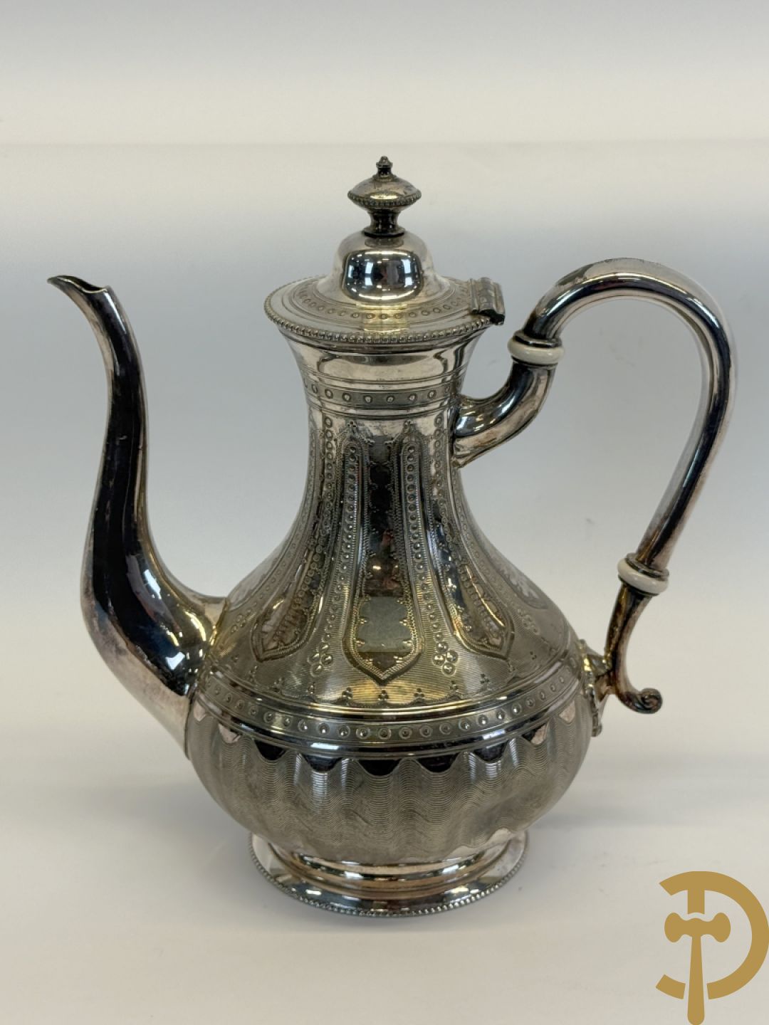 Vijf verzilverde theekannen, 2 verzilverde samovar en verzilverde suikerpot