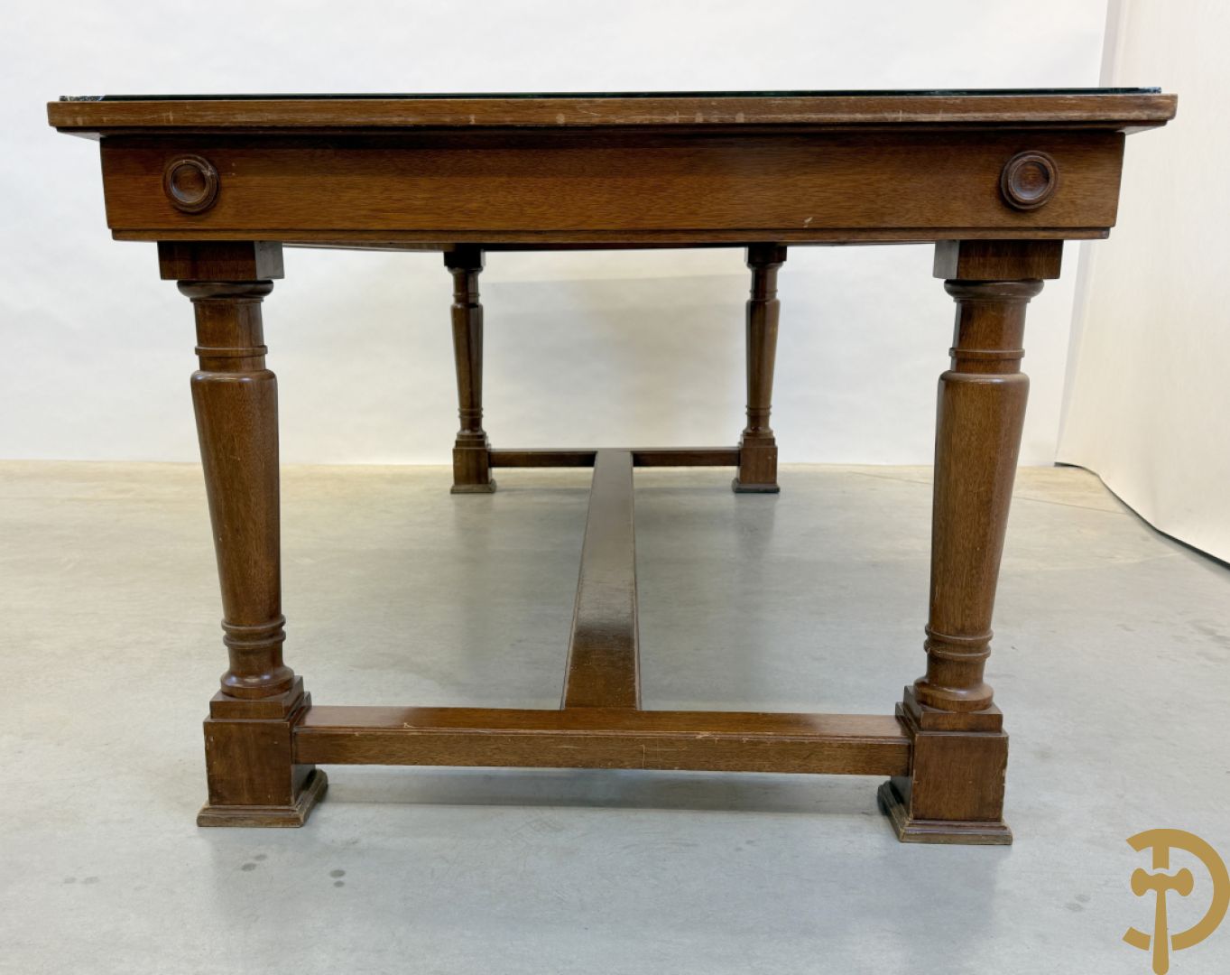 Notelaren tafel met glazen blad op vier ballustervormige poten - bezet met bollen op de zijkant