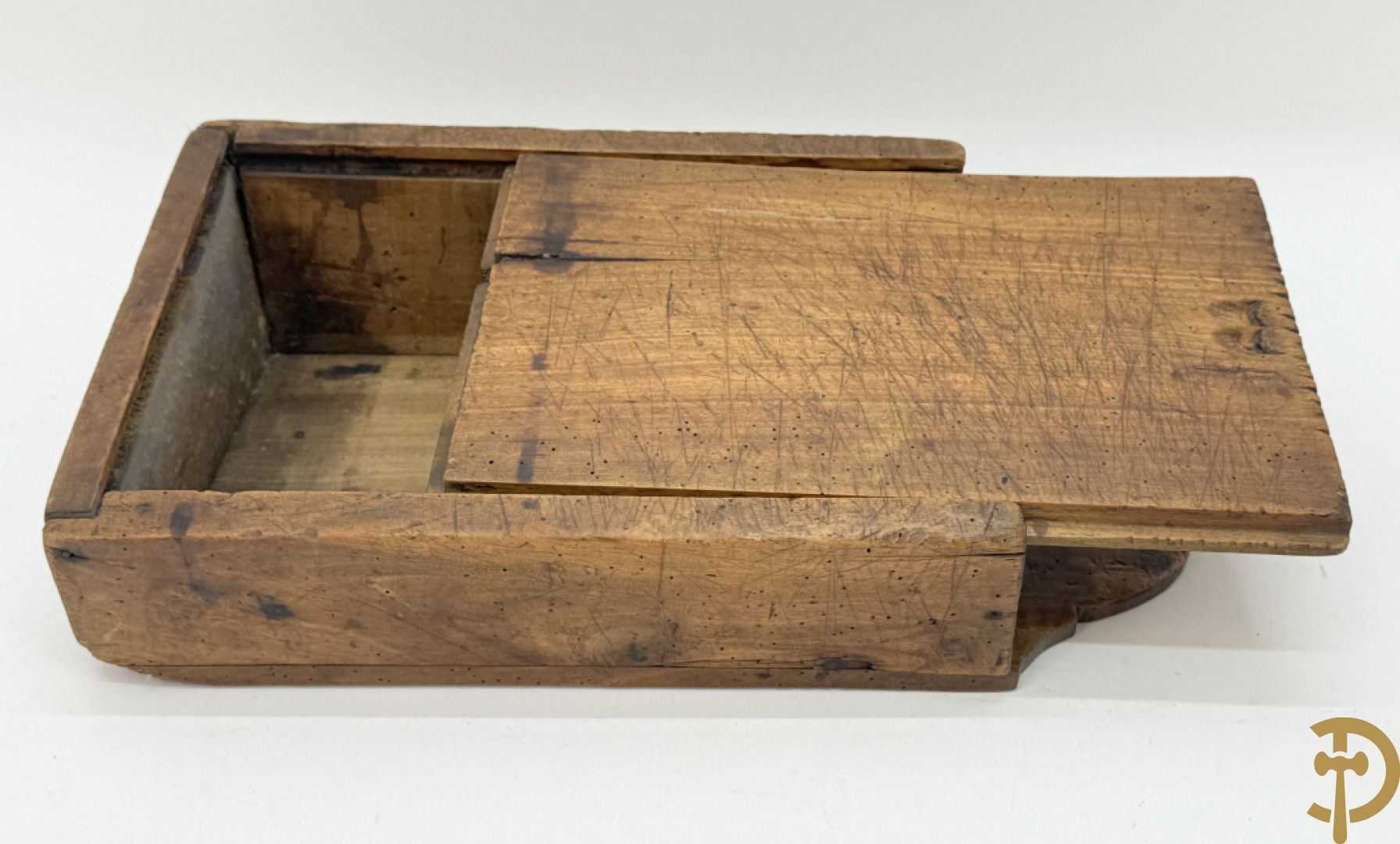 Lot folklore w.o. antieke gemerkte (IBT BCR) houten muurdoos 1845, karner zonder stok, antieke houten veldfles (gourde) 19e + houten sculptuurtje