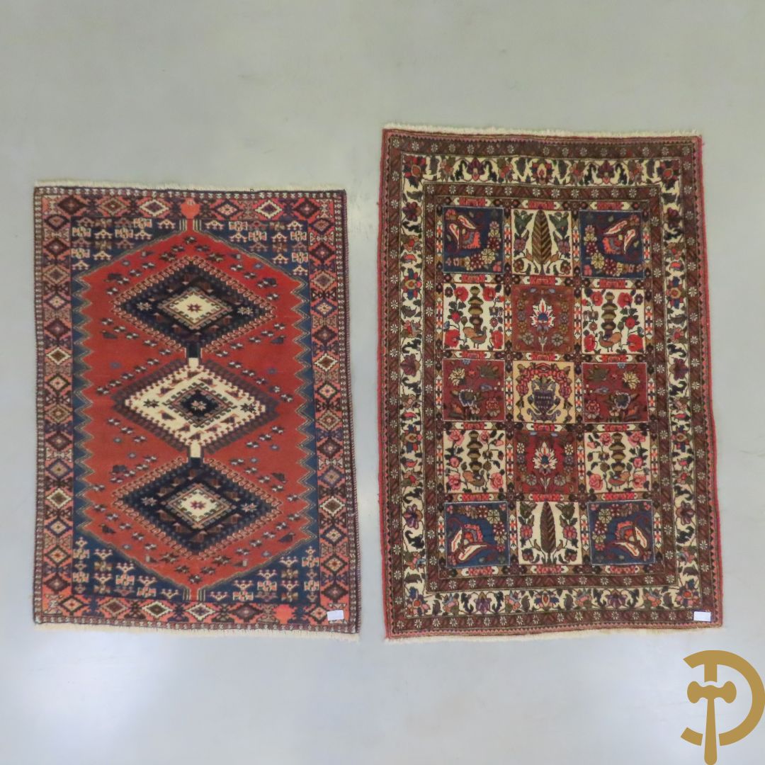 Iranees handgeknoopt tapijt met patronen + Iranees handgeknoopt tapijt Hamadan